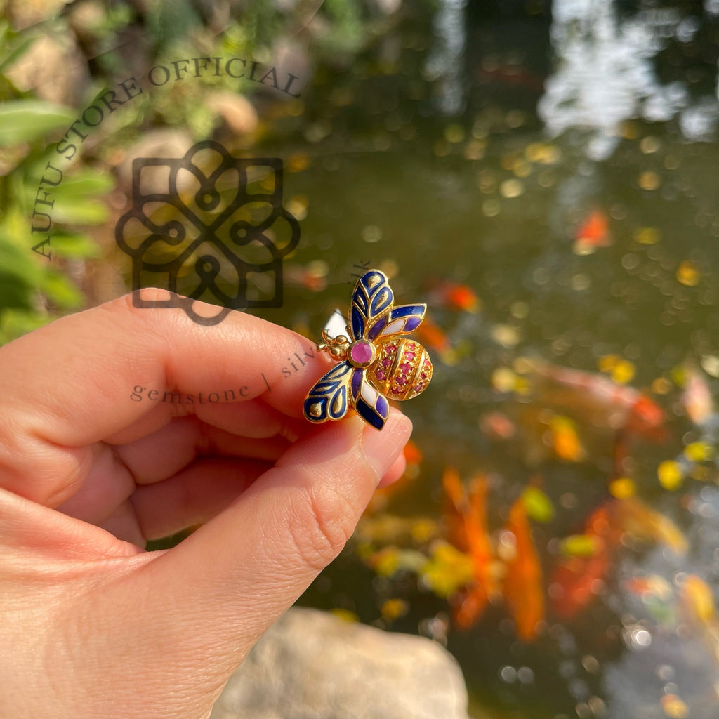 แหวนผึ้งลงยา ประดับทับทิม ดีไซน์ศิลป์หรูหรา Ruby Bee Ring with Hand-Painted Enamel