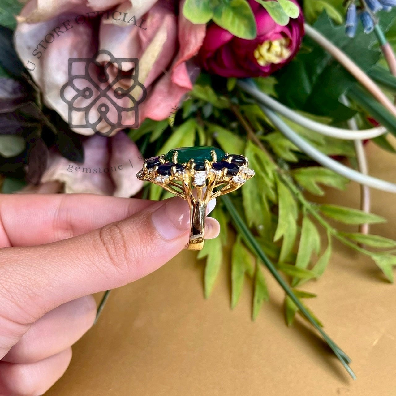 แหวนพลอยโมราเขียวล้อมไพลิน งานหรู ดีไซน์วินเทจ ตัวเรือนเงินแท้ 925 ชุบทอง Green Agate & Blue Sapphire Halo Ring, 925 Sterling Silver Gold-Plated