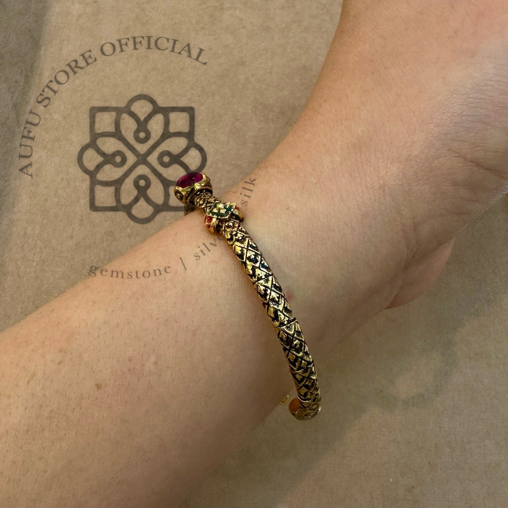 กำไลทับทิมโบราณ รุ่น “Ruby Serpent Grace” “นาคราชาแดง” Ruby Serpent Grace – Antique Ruby Cabochon Bangle