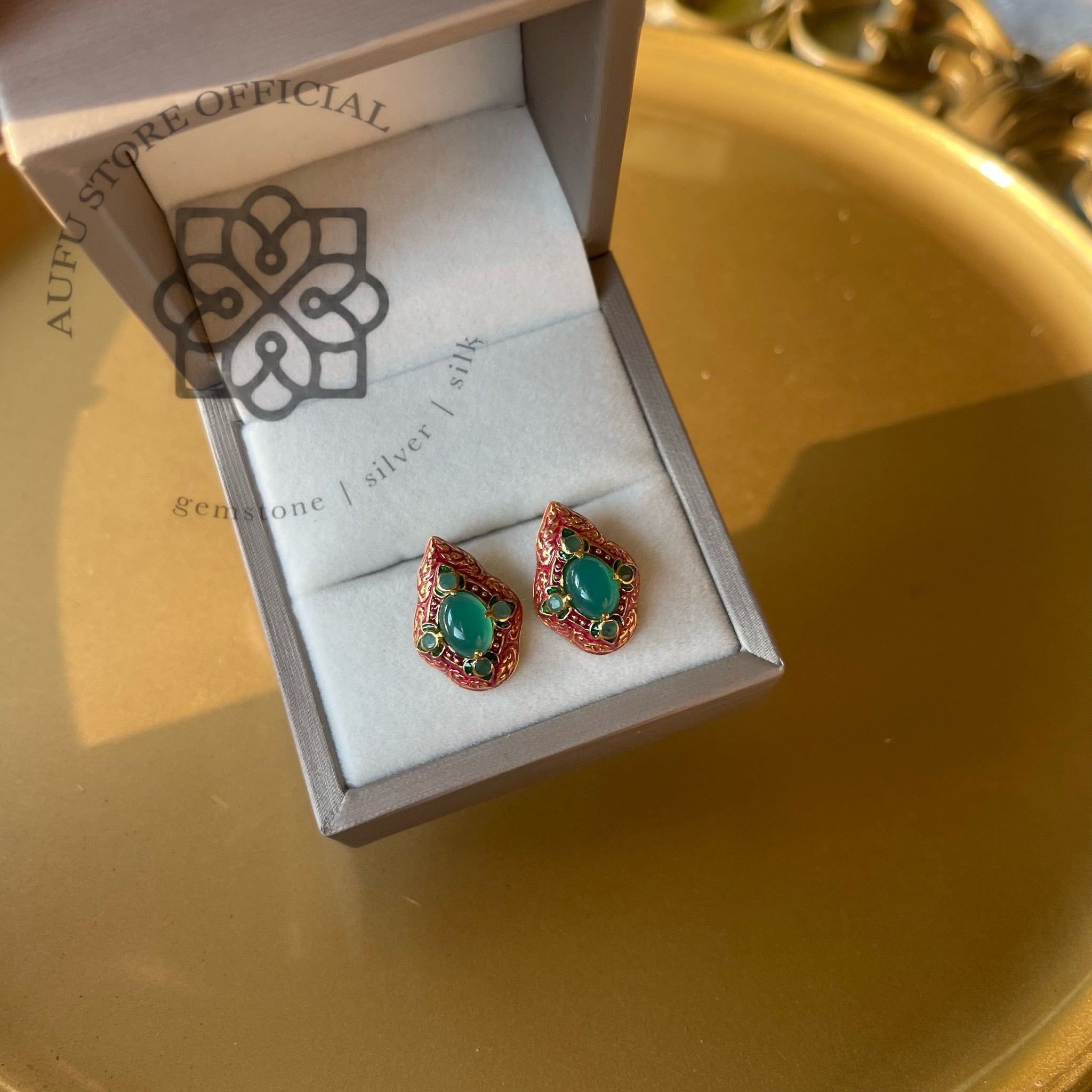 ต่างหูโมราเขียวงานลงยาโบราณ รุ่น “Emerald Bloom”รุ่น “บุปผามณี” Green Agate Enamel Earrings – “Emerald Bloom” Collection
