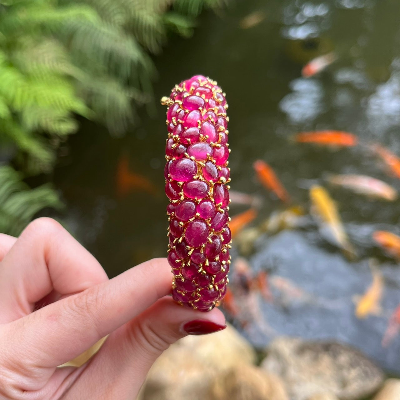 กำไลข้อมือทับทิมหลังเบี้ย เรียงเต็มวง ดีไซน์หรู (Ruby Cabochon Full-Pave Bangle) Ruby Cabochon Full-Pave Bangle Bracelet