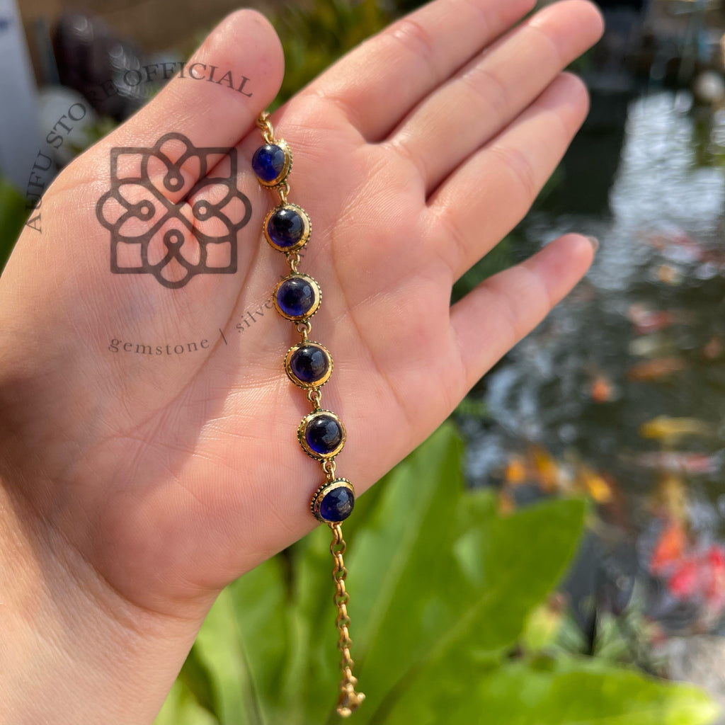 สร้อยข้อมือไพลิน รุ่น “Midnight Sapphire Elegance” “ศิลาไพลินรัตติกาล” Midnight Sapphire Elegance – Premium Blue Sapphire Bracelet