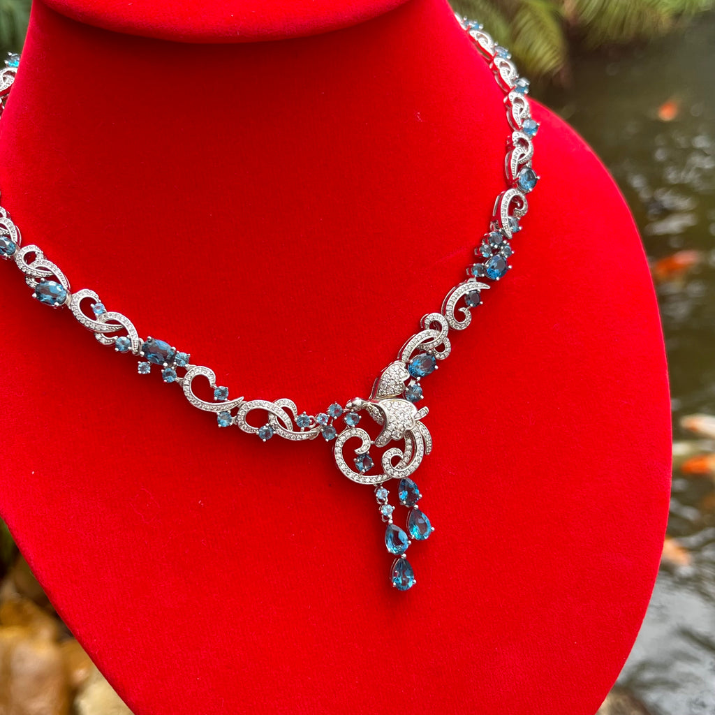 สร้อยคอบลูโทปาส ดีไซน์วินเทจหรู ประดับเพชรสไตล์คลาสสิก Elegant Vintage Blue Topaz Necklace with Diamond Accents