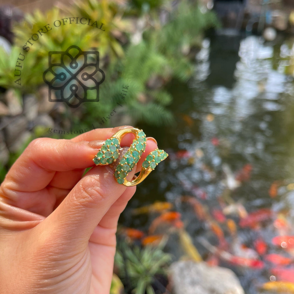 จี้มรกตลายงู รุ่น “Emerald Serpent Royale” “นาคามรกต” Emerald Serpent Royale – Multi-Emerald Pendant