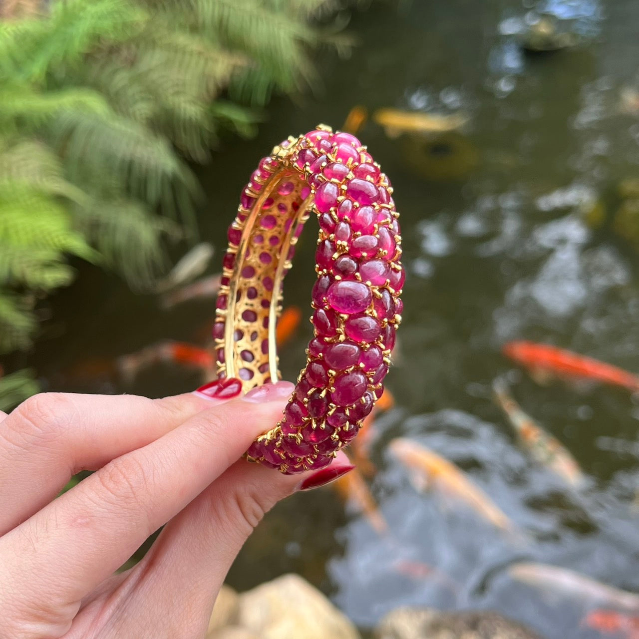 กำไลข้อมือทับทิมหลังเบี้ย เรียงเต็มวง ดีไซน์หรู (Ruby Cabochon Full-Pave Bangle) Ruby Cabochon Full-Pave Bangle Bracelet