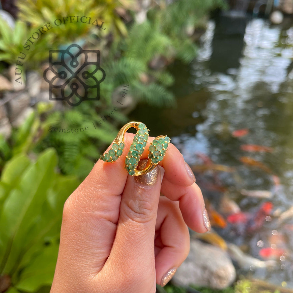 จี้มรกตลายงู รุ่น “Emerald Serpent Royale” “นาคามรกต” Emerald Serpent Royale – Multi-Emerald Pendant