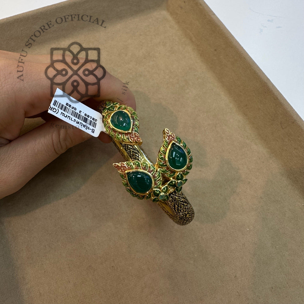 กำไล “ขนนกยูงมงคล” ประดับพลอยโมรา (Green Agate) ตัวเรือนเงินแท้ 925 ชุบทองโบราณ ลงยาลายไทย Peacock Feather Cuff Bracelet with Green Agate, 925 Sterling Silver, Antique Gold Finish & Hand Enamel