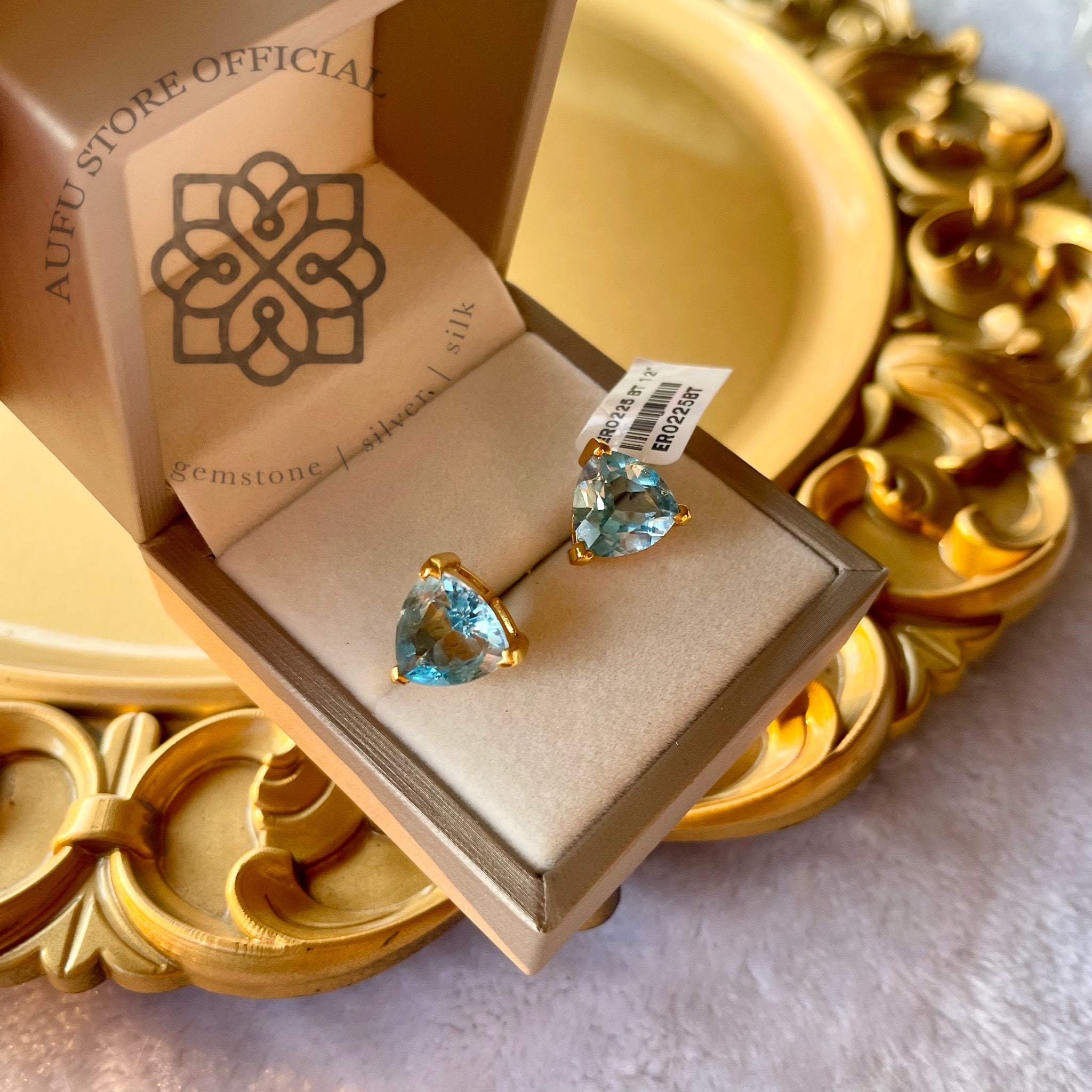 ต่างหูอความารีนทรงทริลเลียน รุ่น “Aqua Radiance“ ต่างหูอความารีนทรงสามเหลี่ยม รุ่น “ประกายอำไพ” Aqua Radiance – Trillion-Cut Aquamarine Earrings