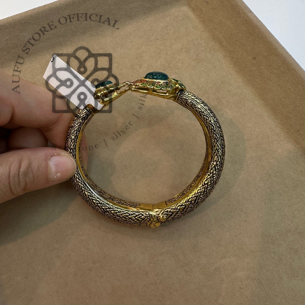 กำไล “ขนนกยูงมงคล” ประดับพลอยโมรา (Green Agate) ตัวเรือนเงินแท้ 925 ชุบทองโบราณ ลงยาลายไทย Peacock Feather Cuff Bracelet with Green Agate, 925 Sterling Silver, Antique Gold Finish & Hand Enamel