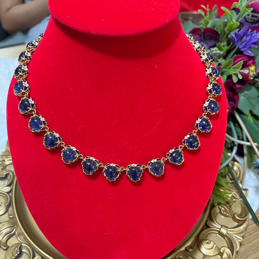 สร้อยคอไพลินแท้ทรงคาโบชอง เรียงร้อยล้อมทอง สไตล์คลาสสิกหรู (Classic Royal Sapphire Necklace) Classic Royal Blue Sapphire Cabochon Necklace in Gold Setting