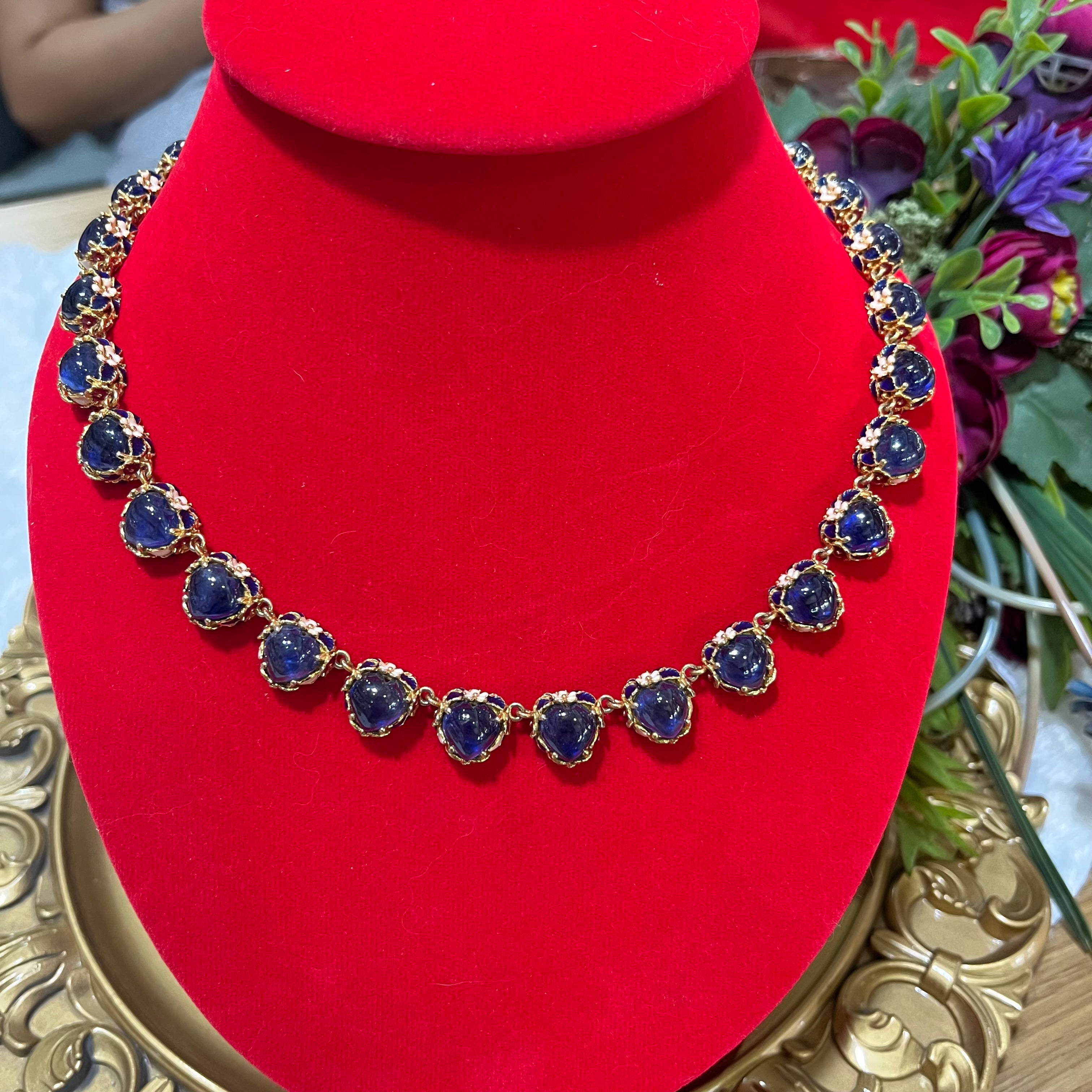 สร้อยคอไพลินแท้ทรงคาโบชอง เรียงร้อยล้อมทอง สไตล์คลาสสิกหรู (Classic Royal Sapphire Necklace) Classic Royal Blue Sapphire Cabochon Necklace in Gold Setting