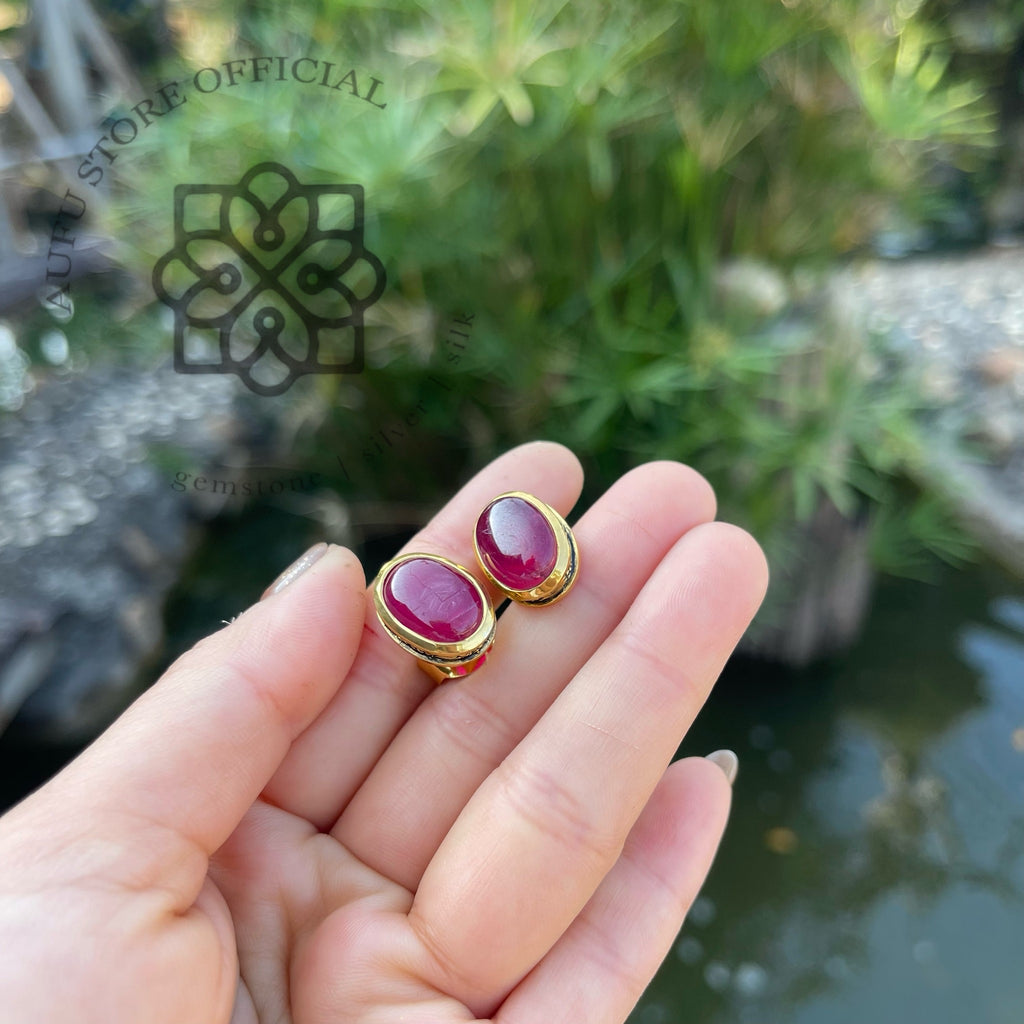 ต่างหูทับทิมหลังเบี้ย รุ่น “Scarlet Glow” “อัคนีสุวรรณ” Scarlet Glow – Ruby Cabochon Stud Earrings
