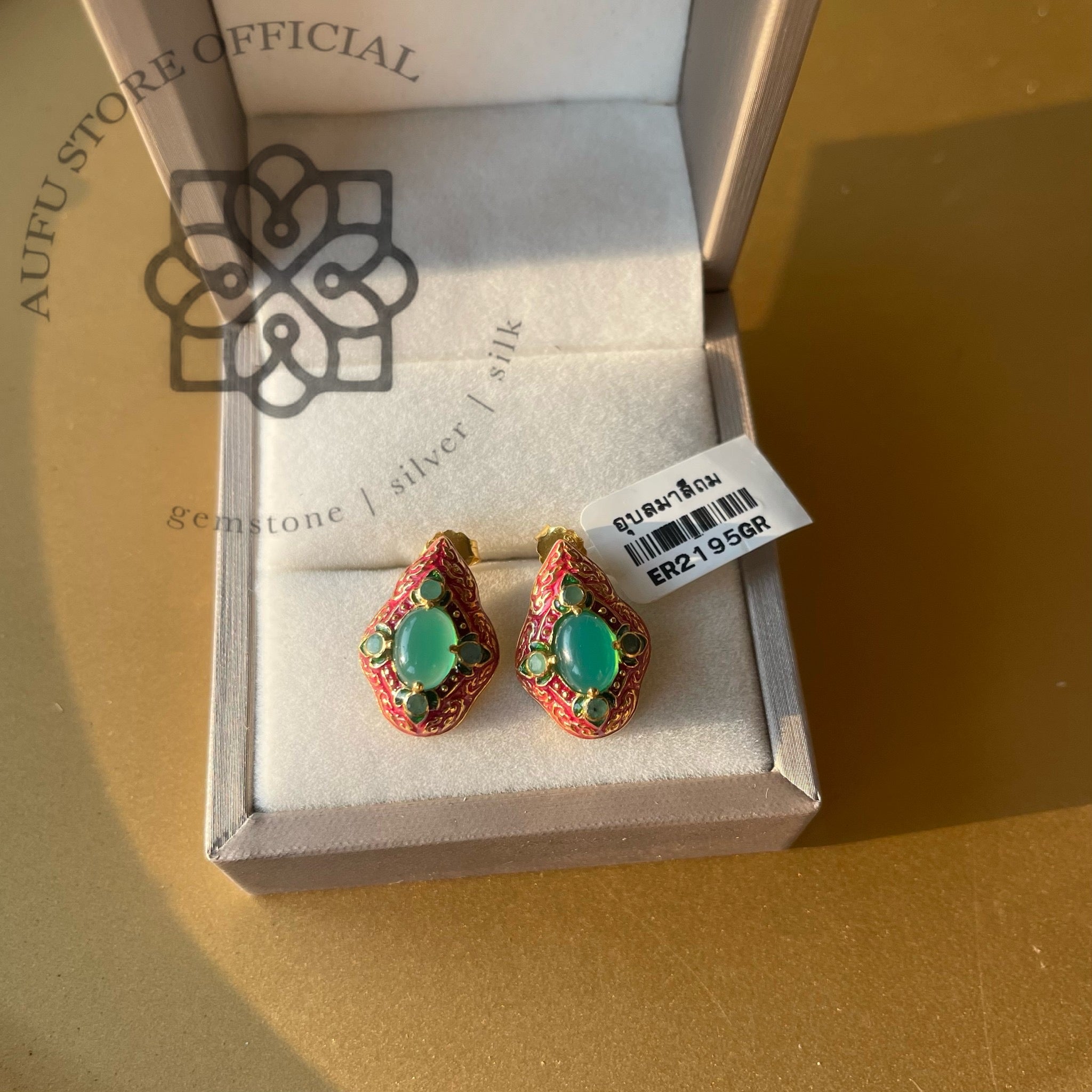 ต่างหูโมราเขียวงานลงยาโบราณ รุ่น “Emerald Bloom”รุ่น “บุปผามณี” Green Agate Enamel Earrings – “Emerald Bloom” Collection