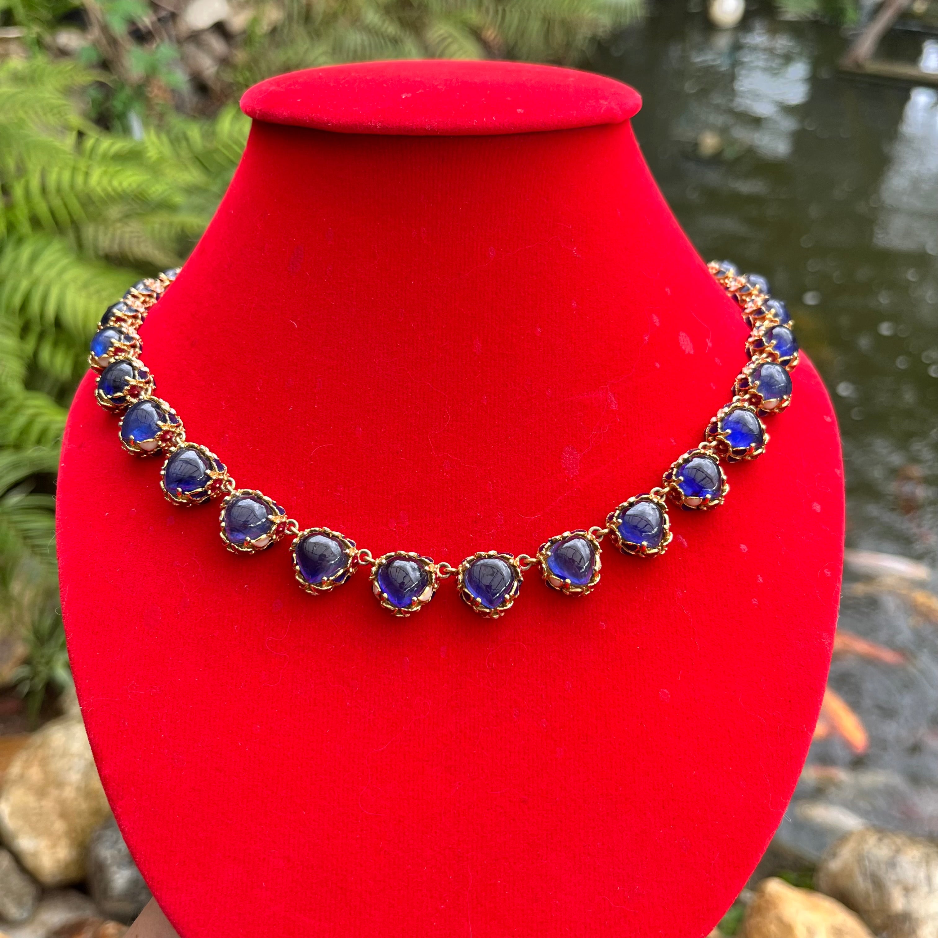 สร้อยคอไพลินแท้ทรงคาโบชอง เรียงร้อยล้อมทอง สไตล์คลาสสิกหรู (Classic Royal Sapphire Necklace) Classic Royal Blue Sapphire Cabochon Necklace in Gold Setting