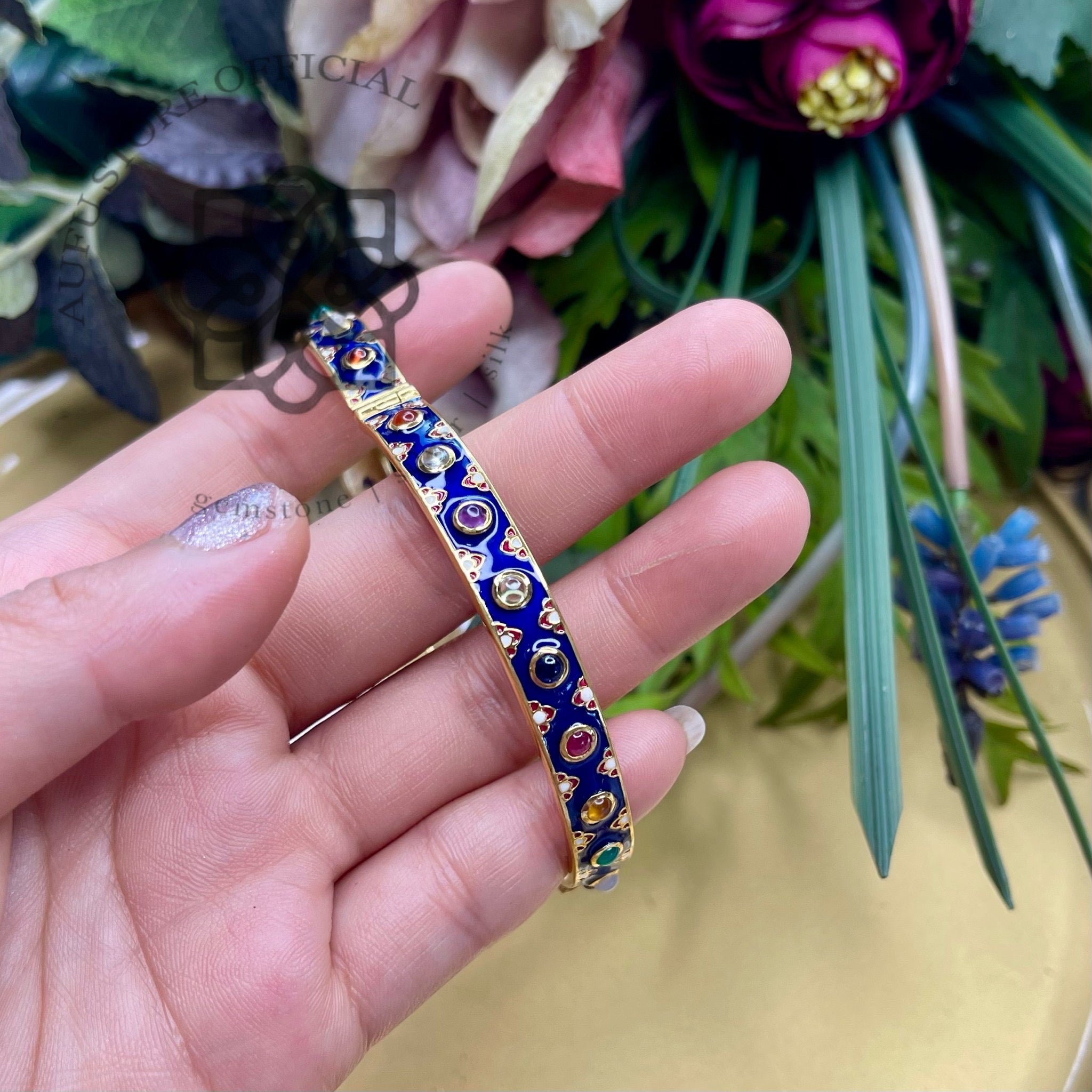 กำไลข้อมือพลอยผสมงานลงยาโบราณ – Multi-Gem Enamel Bangle