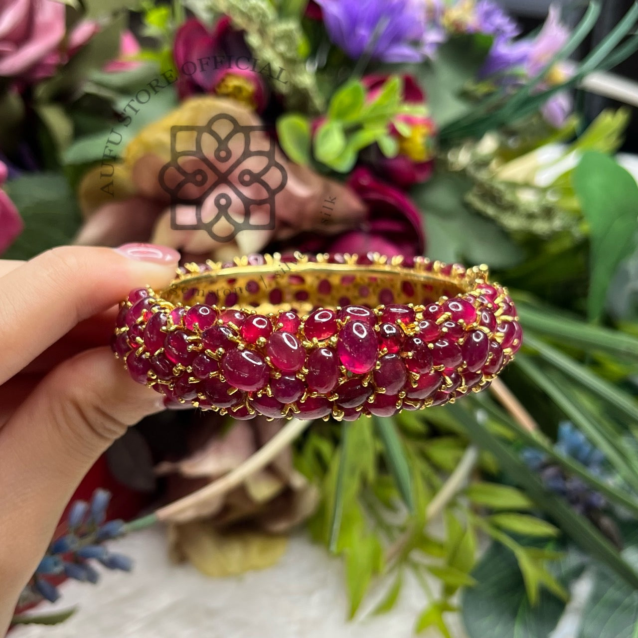 กำไลข้อมือทับทิมหลังเบี้ย เรียงเต็มวง ดีไซน์หรู (Ruby Cabochon Full-Pave Bangle) Ruby Cabochon Full-Pave Bangle Bracelet