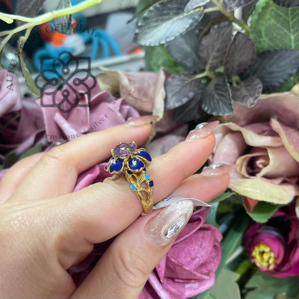 แหวนดอกไม้พลอยอะเมทิสต์ ลงยาน้ำเงิน Blue Enamel Floral Ring with Amethyst Center