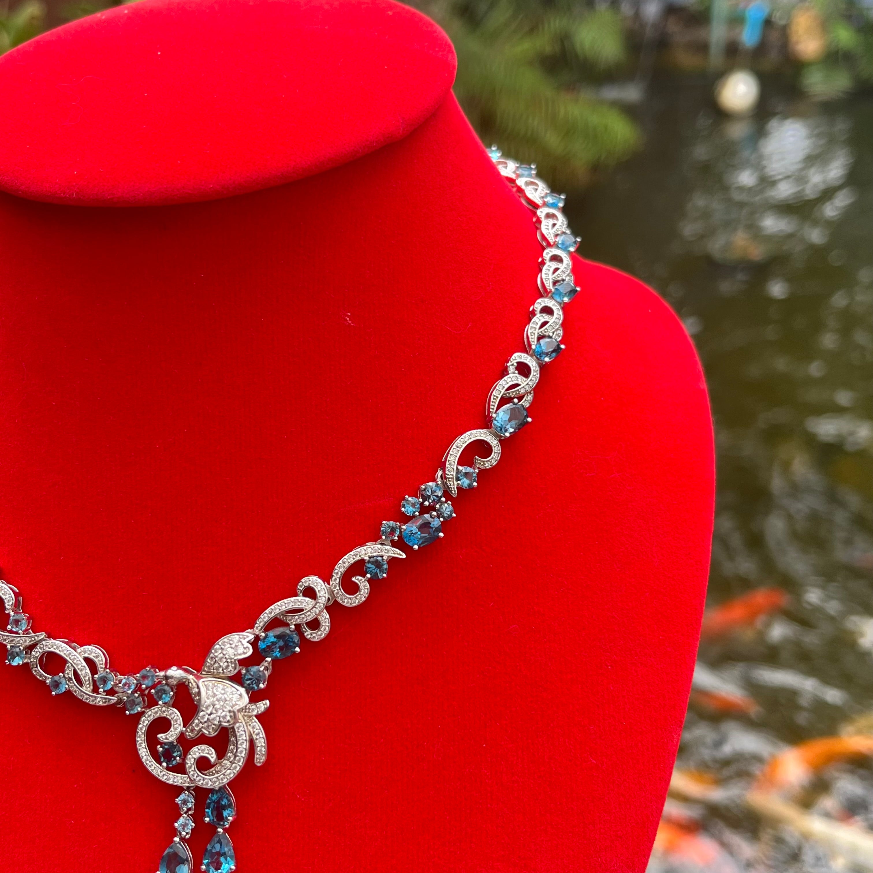 สร้อยคอบลูโทปาส ดีไซน์วินเทจหรู ประดับเพชรสไตล์คลาสสิก Elegant Vintage Blue Topaz Necklace with Diamond Accents