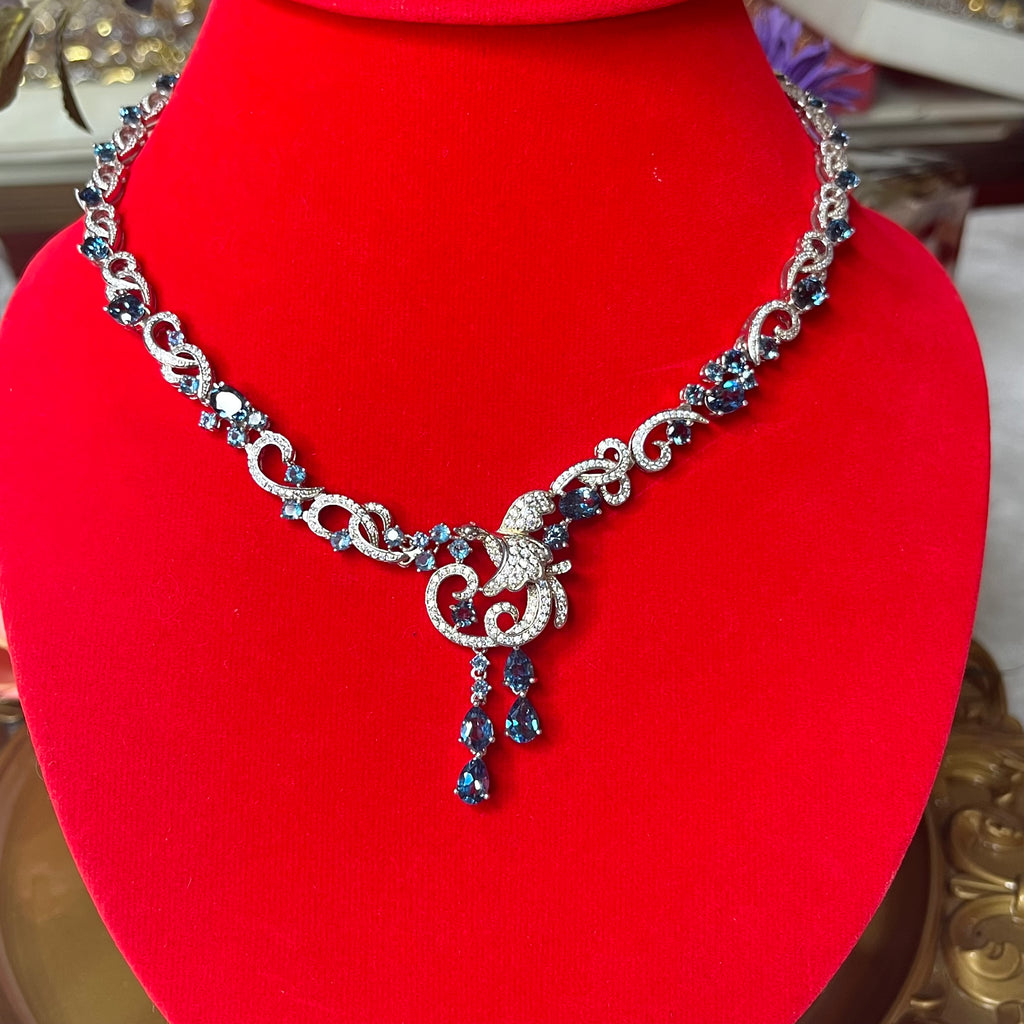 สร้อยคอบลูโทปาส ดีไซน์วินเทจหรู ประดับเพชรสไตล์คลาสสิก Elegant Vintage Blue Topaz Necklace with Diamond Accents