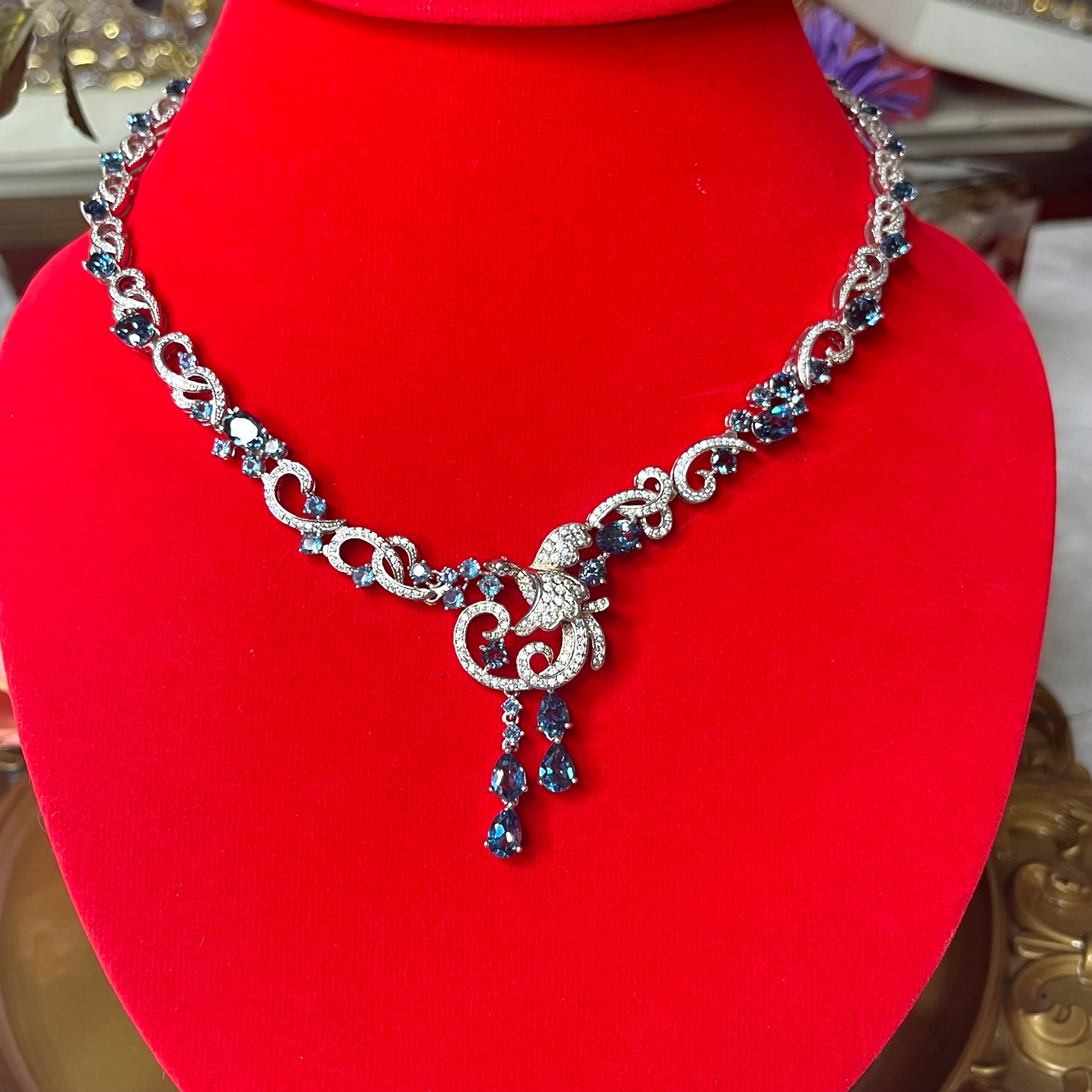 สร้อยคอบลูโทปาส ดีไซน์วินเทจหรู ประดับเพชรสไตล์คลาสสิก Elegant Vintage Blue Topaz Necklace with Diamond Accents