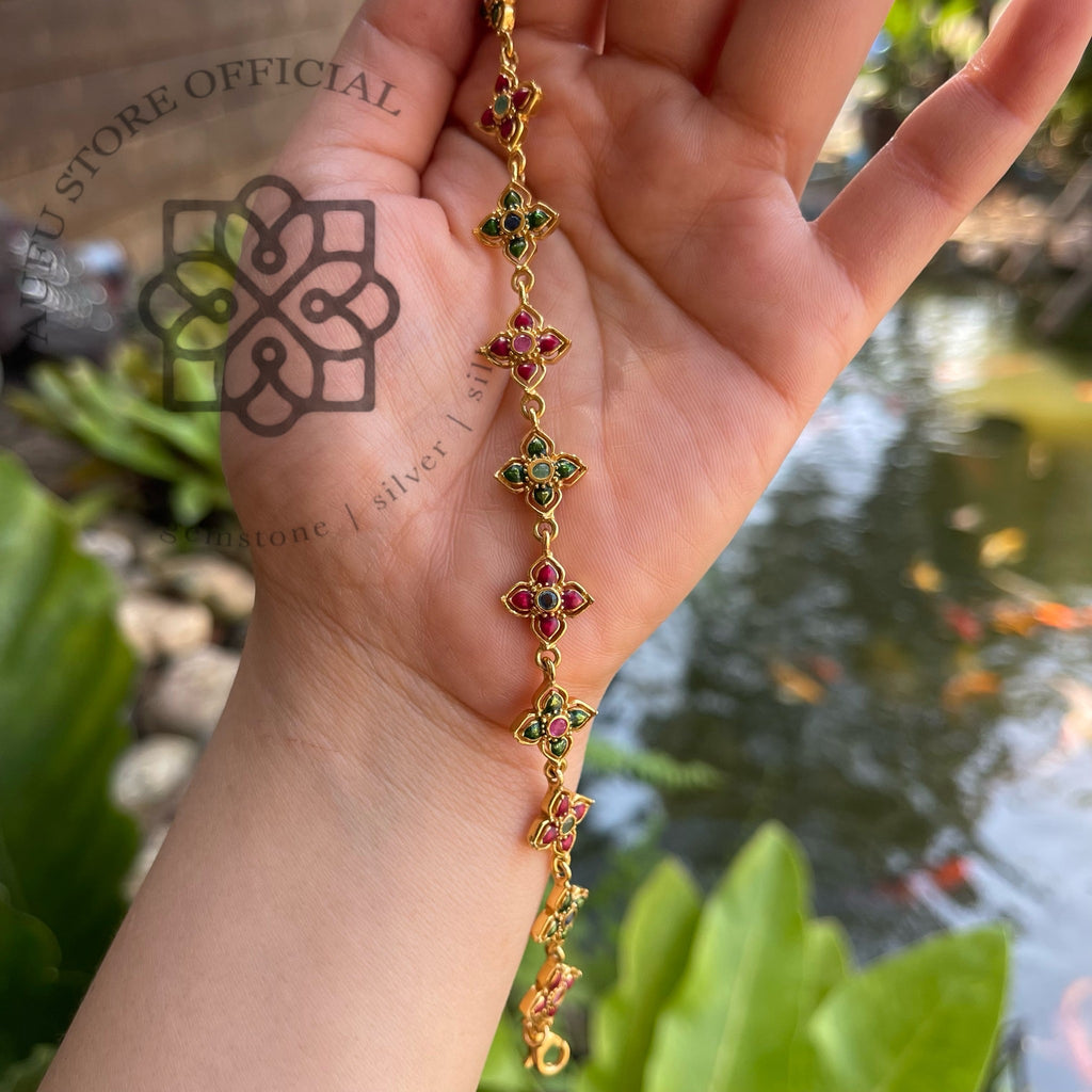 สร้อยข้อมือดอกไม้ลงยาโบราณ รุ่น “Lanna Blossom” “บุปผามณี” Lanna Blossom – Vintage Enamel Floral Bracelet