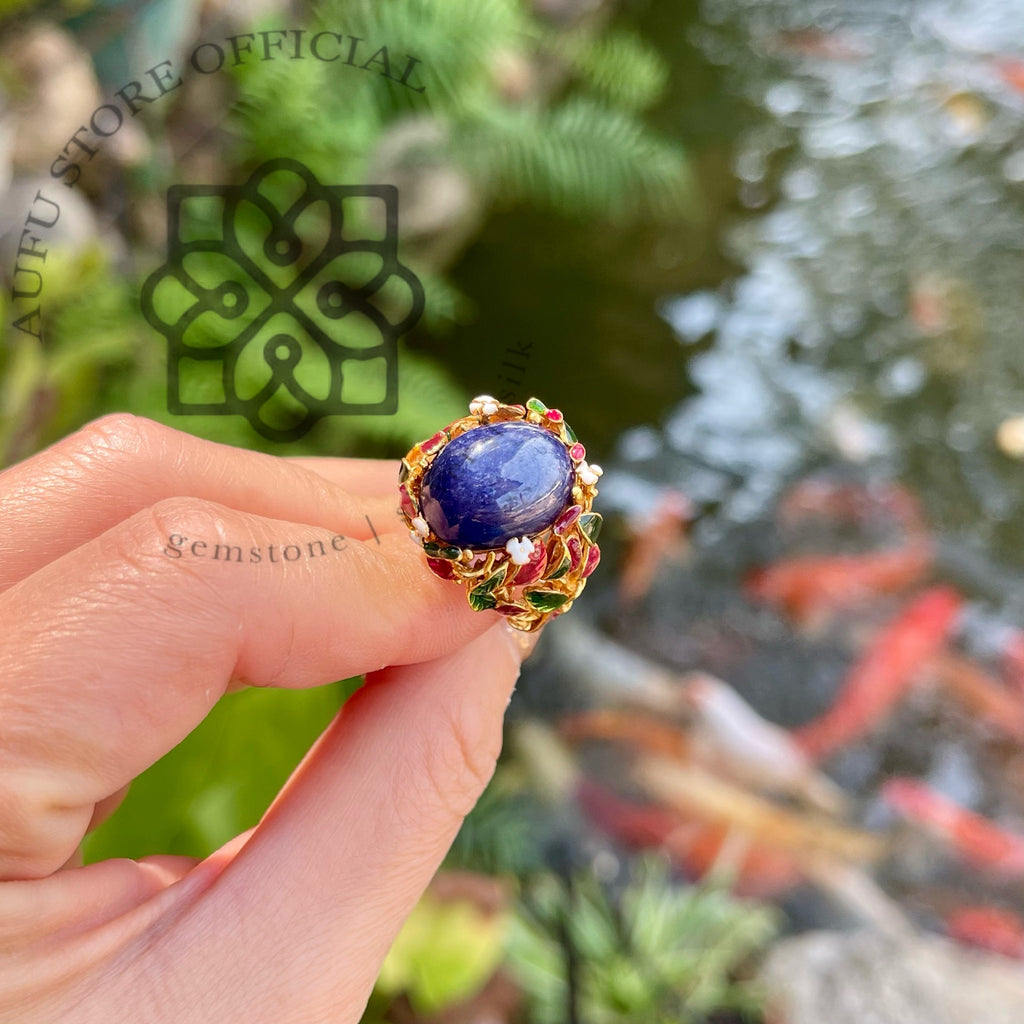 แหวนไพลินหลังเบี้ยลงยาดอกไม้ รุ่น “Sapphire Blossom” “บุปผาไพลิน” Sapphire Blossom – Floral Enamel Blue Sapphire Cabochon Ring