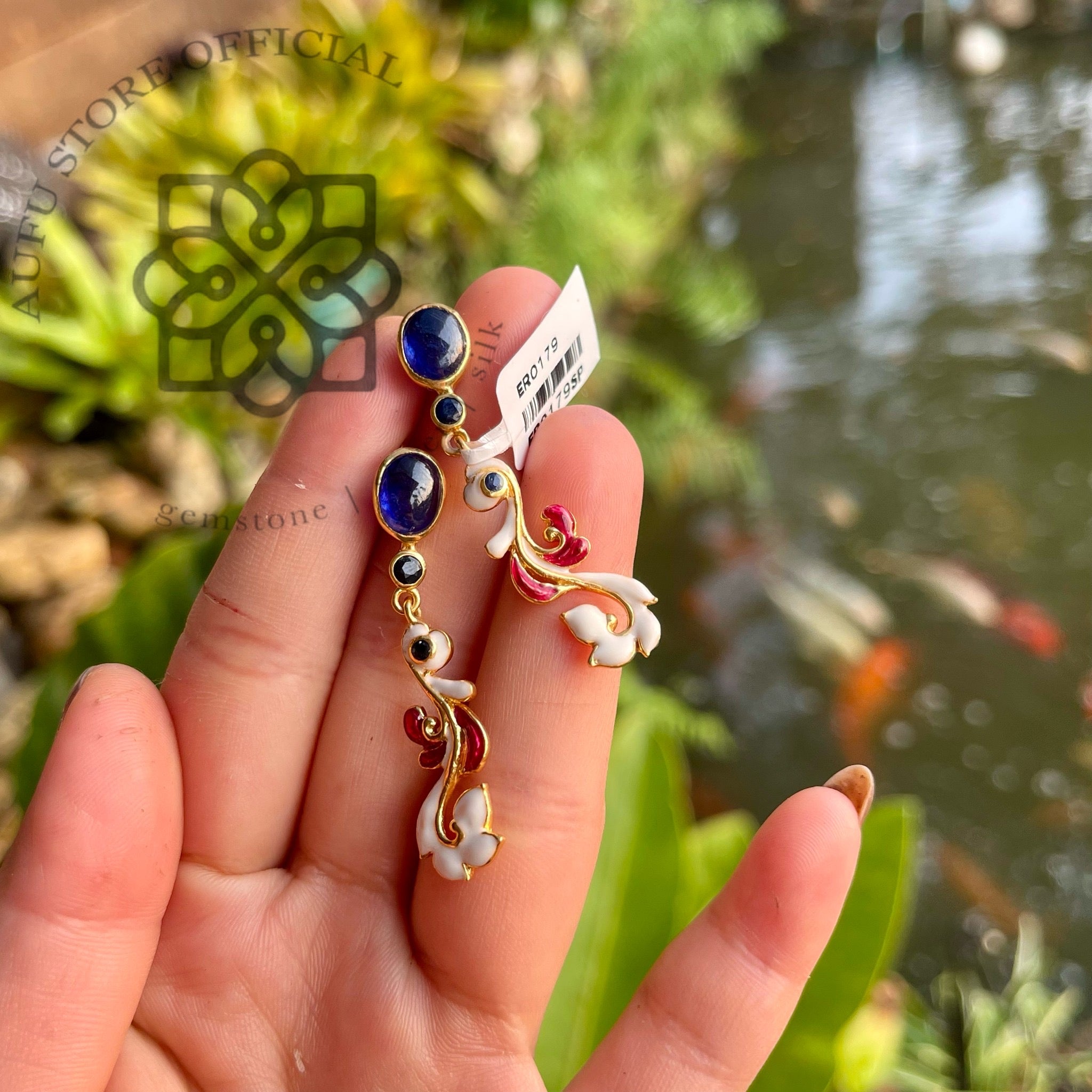 ต่างหูไพลินลงยา รุ่น “Blue Serene Blossom” “นภาบุปผา” Blue Serene Blossom – Sapphire & Enamel Art Earrings