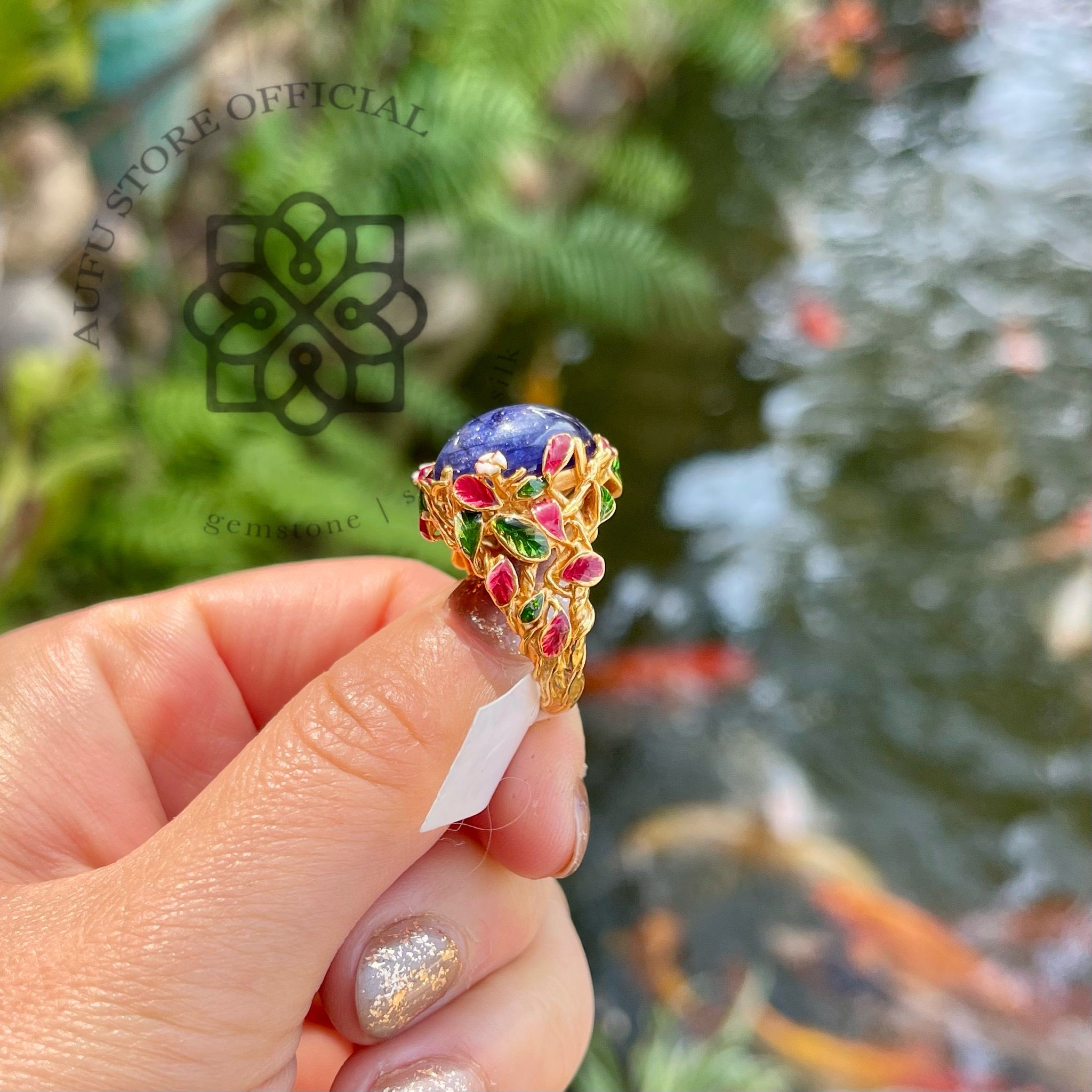 แหวนไพลินหลังเบี้ยลงยาดอกไม้ รุ่น “Sapphire Blossom” “บุปผาไพลิน” Sapphire Blossom – Floral Enamel Blue Sapphire Cabochon Ring