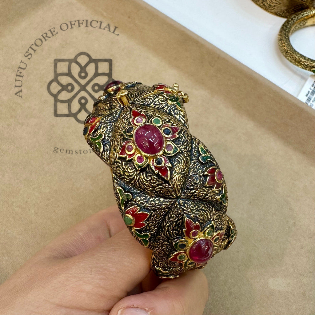 กำไลทับทิมดีไซน์โบราณ ลงยาลายไทย งานมงคล ตัวเรือนเงินแท้ 925 ชุบทองโบราณ Vintage Thai Enamel Ruby Bracelet, 925 Sterling Silver Gold Antiqued Finish