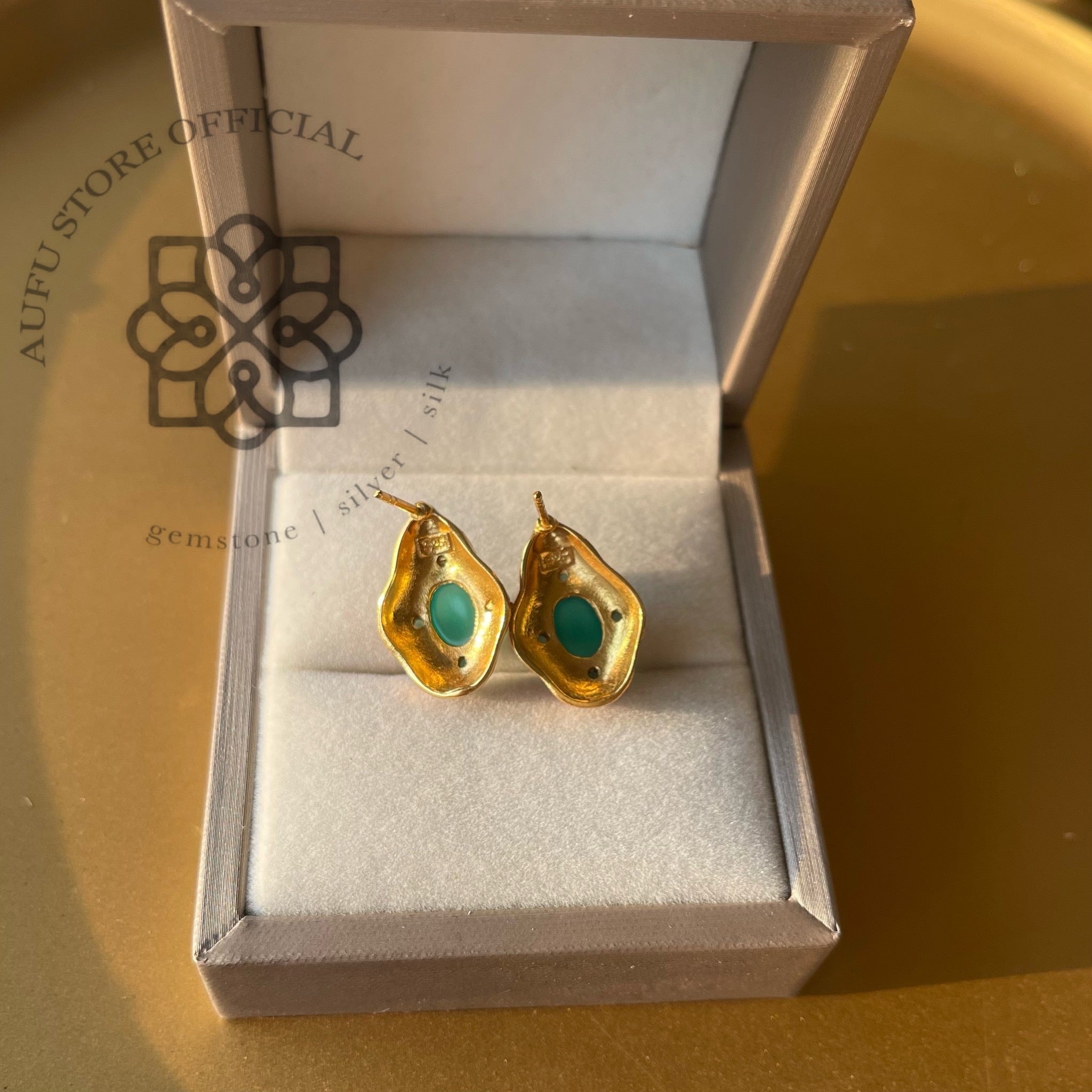 ต่างหูโมราเขียวงานลงยาโบราณ รุ่น “Emerald Bloom”รุ่น “บุปผามณี” Green Agate Enamel Earrings – “Emerald Bloom” Collection