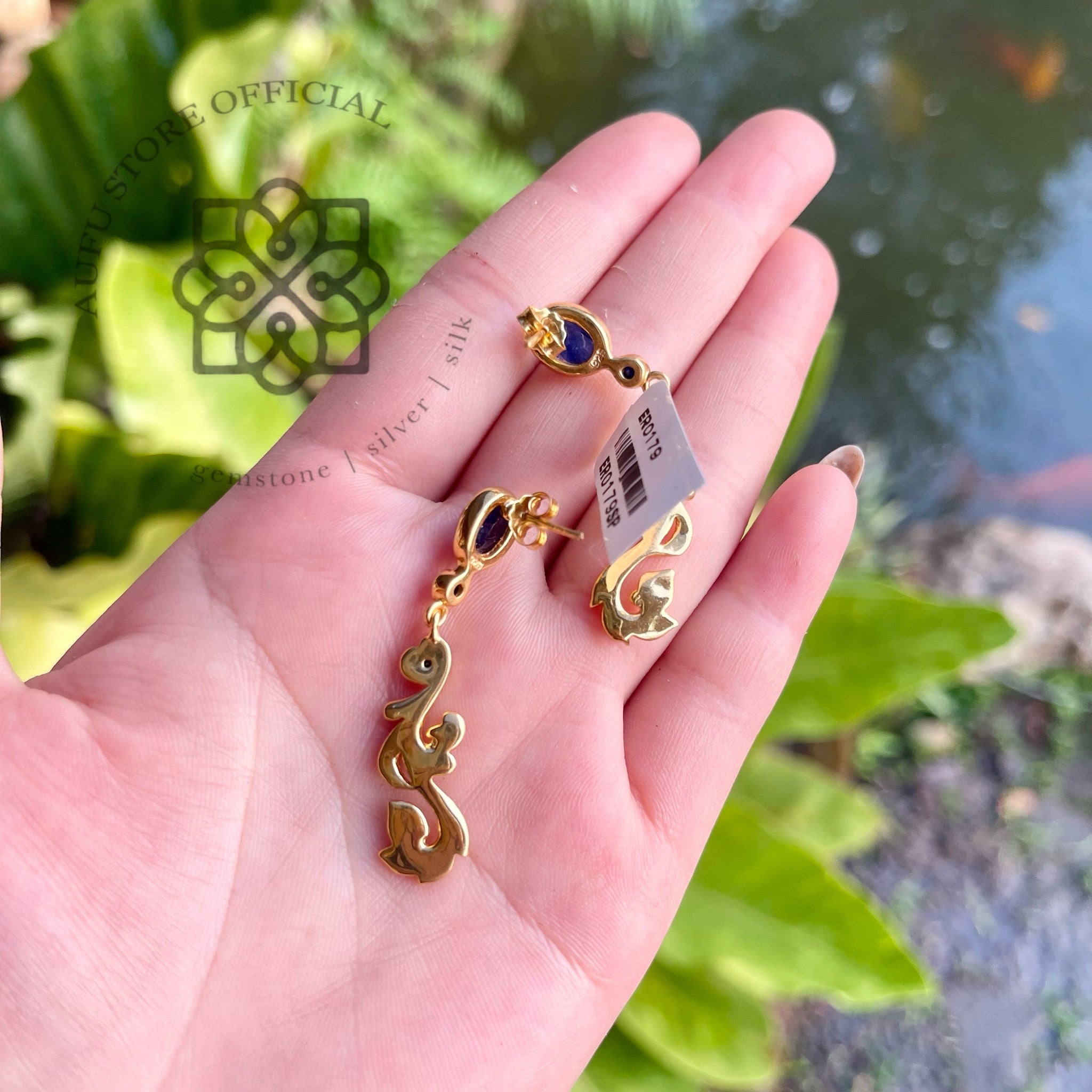 ต่างหูไพลินลงยา รุ่น “Blue Serene Blossom” “นภาบุปผา” Blue Serene Blossom – Sapphire & Enamel Art Earrings