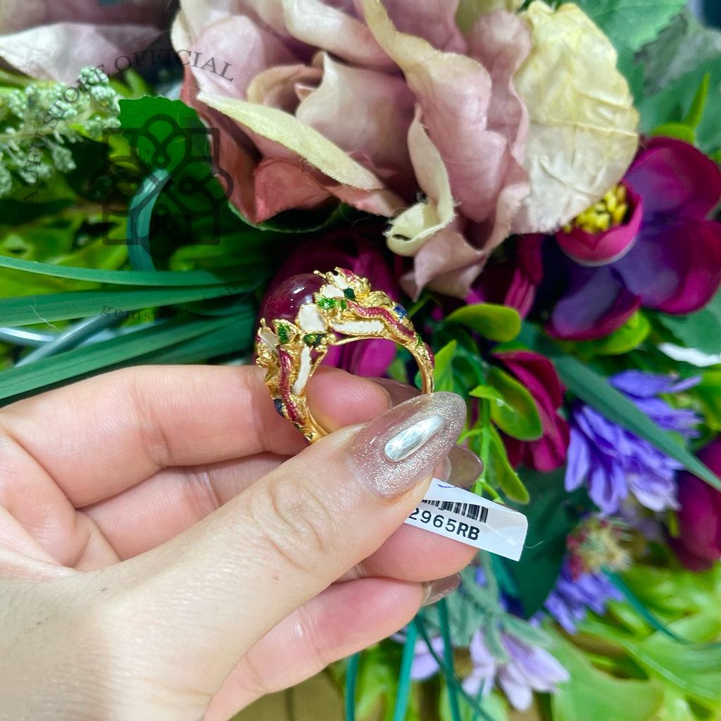 แหวนทับทิมทรงหลังเบี้ย “บุปผารัตติกาล” ตัวเรือนเงินแท้ 925 ชุบทอง ลงยาลายไทย