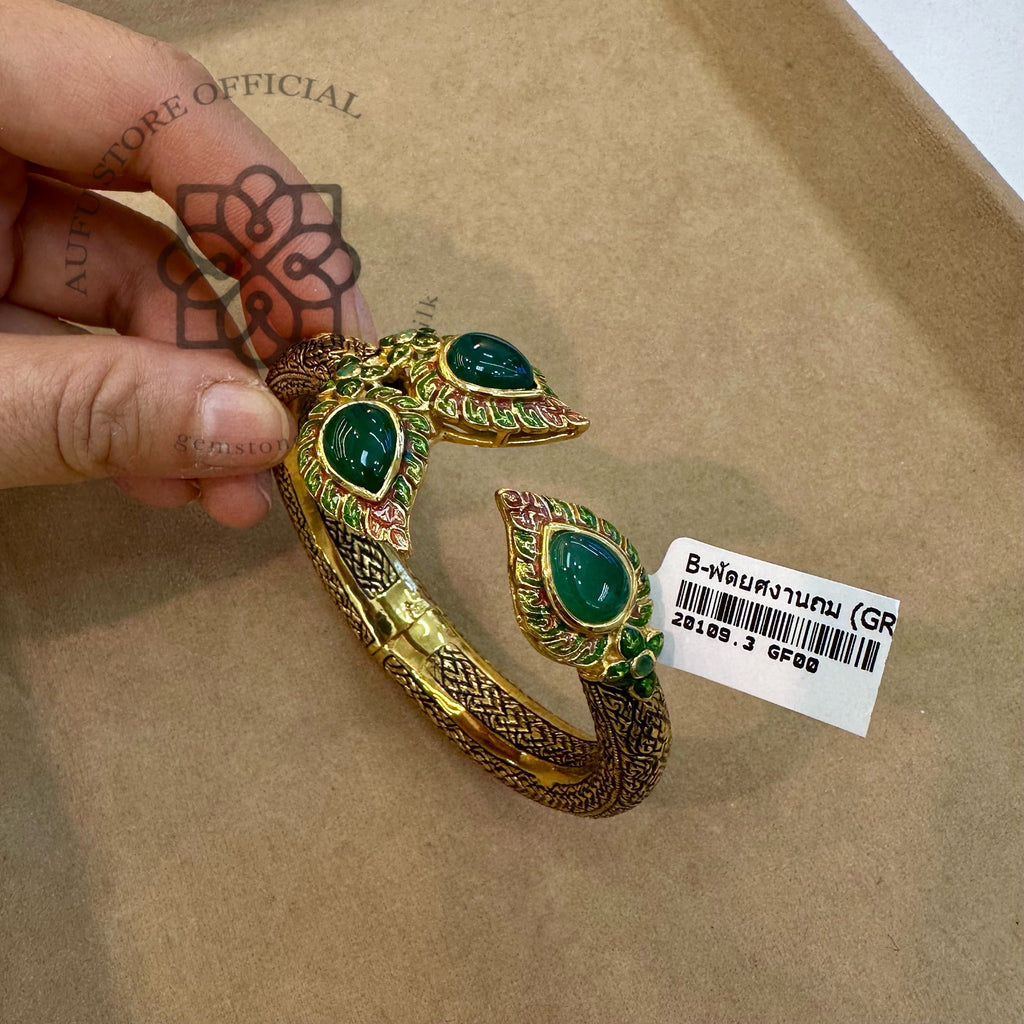 กำไล “ขนนกยูงมงคล” ประดับพลอยโมรา (Green Agate) ตัวเรือนเงินแท้ 925 ชุบทองโบราณ ลงยาลายไทย Peacock Feather Cuff Bracelet with Green Agate, 925 Sterling Silver, Antique Gold Finish & Hand Enamel