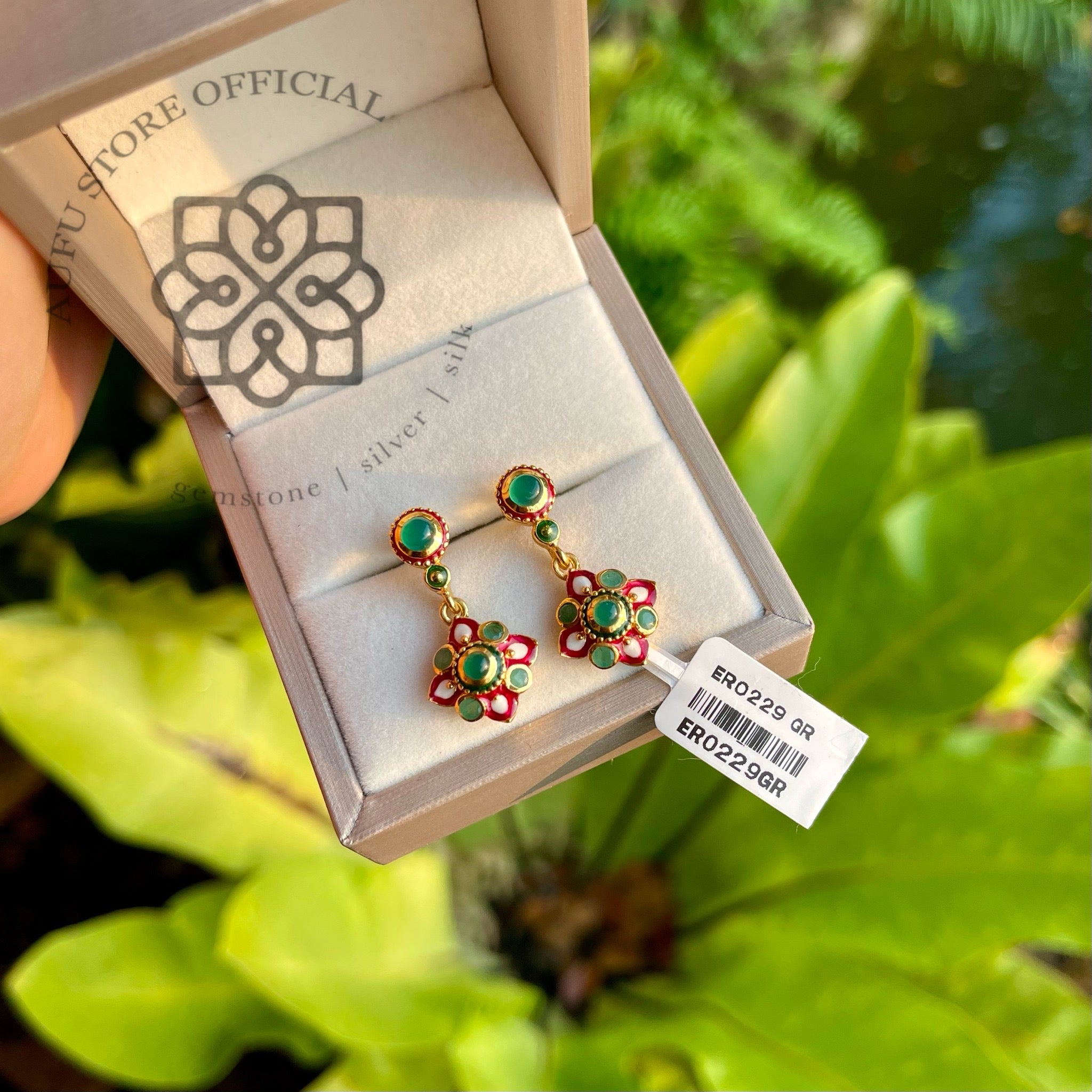 ต่างหูโมราลงยา รุ่น “Emerald Blossom Drop”  “บุปผามรกต”
Emerald Blossom Drop – Green Onyx Enamel Earrings