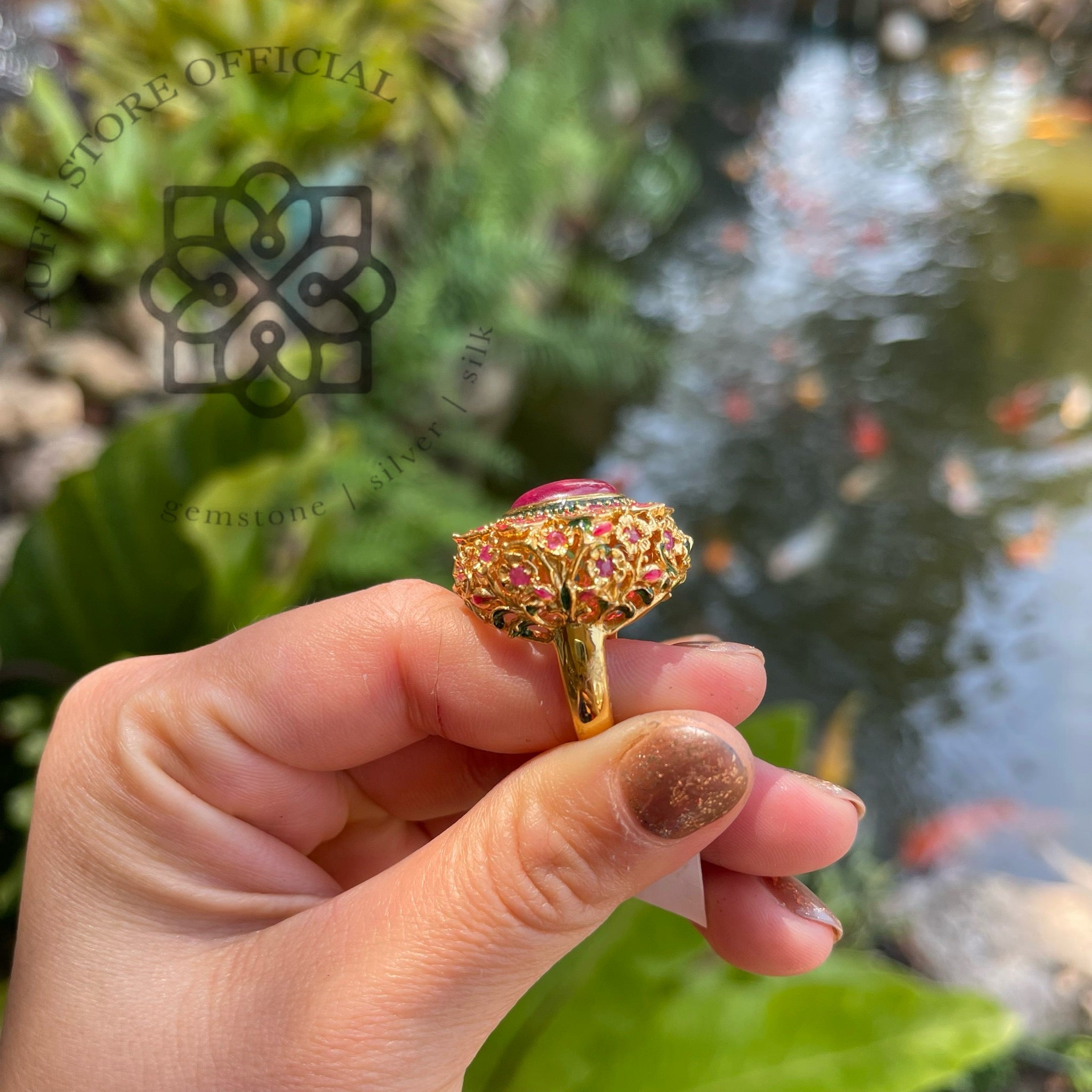 แหวนลงยาโบราณประดับทับทิม รุ่น “Crimson Dynasty” สุวรรณทับทิม Crimson Dynasty – Royal Enamel Ruby Ring