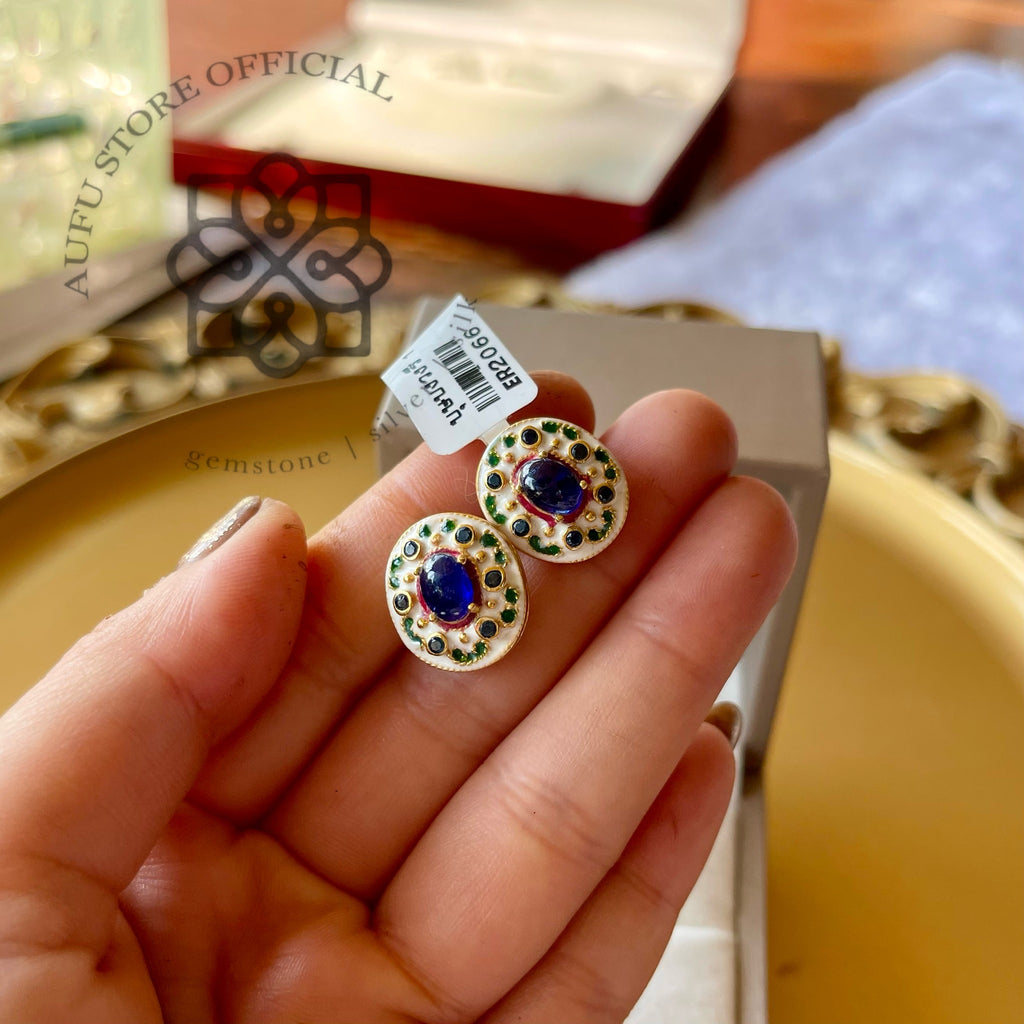 ต่างหูไพลินหลังเบี้ยล้อมนพเก้า รุ่น “Royal Nine Gems” “มณีจักรพรรดิ”
Blue Sapphire Navaratna Earrings – “Royal Nine Gems” Collection