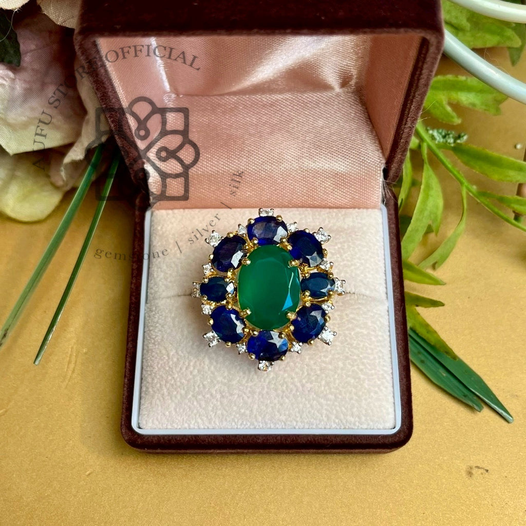 แหวนพลอยโมราเขียวล้อมไพลิน งานหรู ดีไซน์วินเทจ ตัวเรือนเงินแท้ 925 ชุบทอง Green Agate & Blue Sapphire Halo Ring, 925 Sterling Silver Gold-Plated