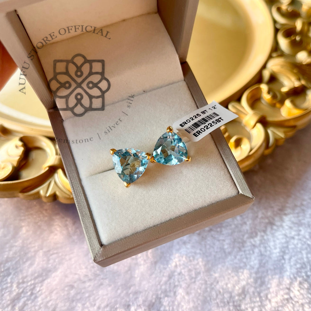 ต่างหูอความารีนทรงทริลเลียน รุ่น “Aqua Radiance“ ต่างหูอความารีนทรงสามเหลี่ยม รุ่น “ประกายอำไพ” Aqua Radiance – Trillion-Cut Aquamarine Earrings