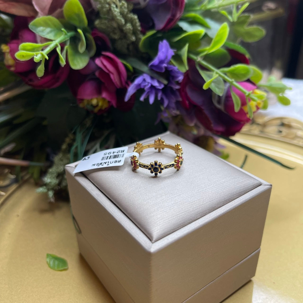 แหวนพลอยดีไซน์ดอกไม้ ประดับอัญมณีหลากสี สไตล์คลาสสิกหวานหรู Floral Multi-Gemstone Ring in Sweet Classic Design