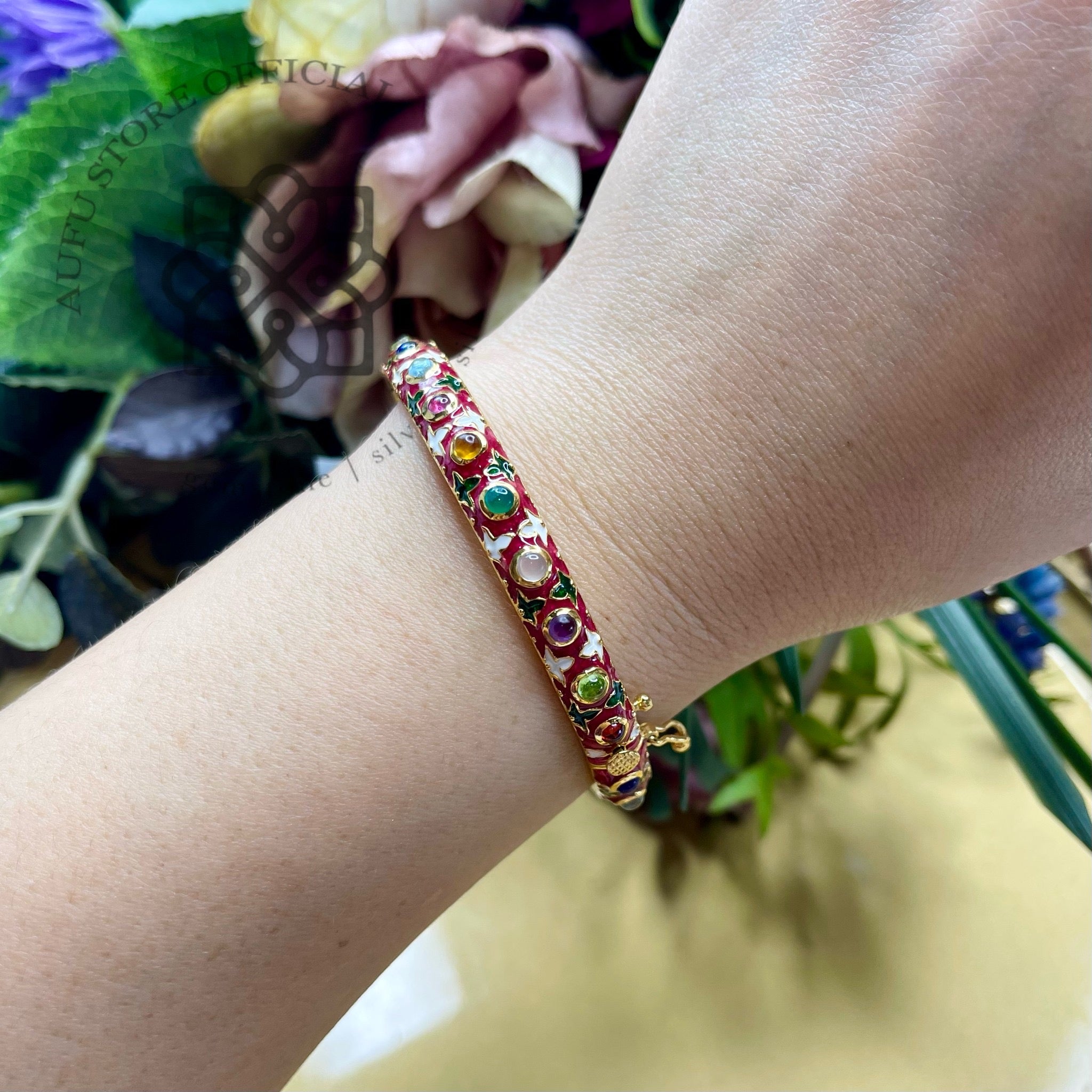 กำไลข้อมือพลอยนพเก้า ลงยาแดงลายดอก – Nine Gems Enamel Bangle