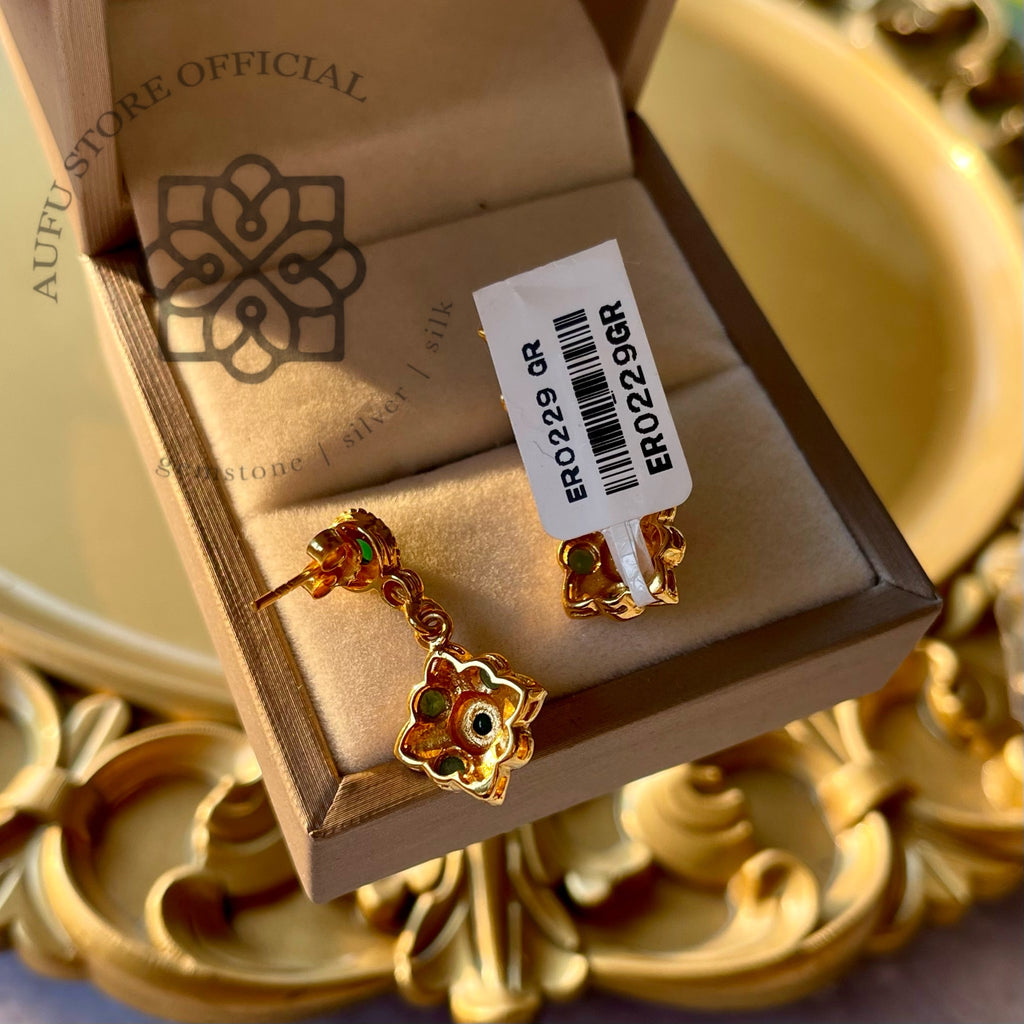 ต่างหูโมราลงยา รุ่น “Emerald Blossom Drop”  “บุปผามรกต”
Emerald Blossom Drop – Green Onyx Enamel Earrings