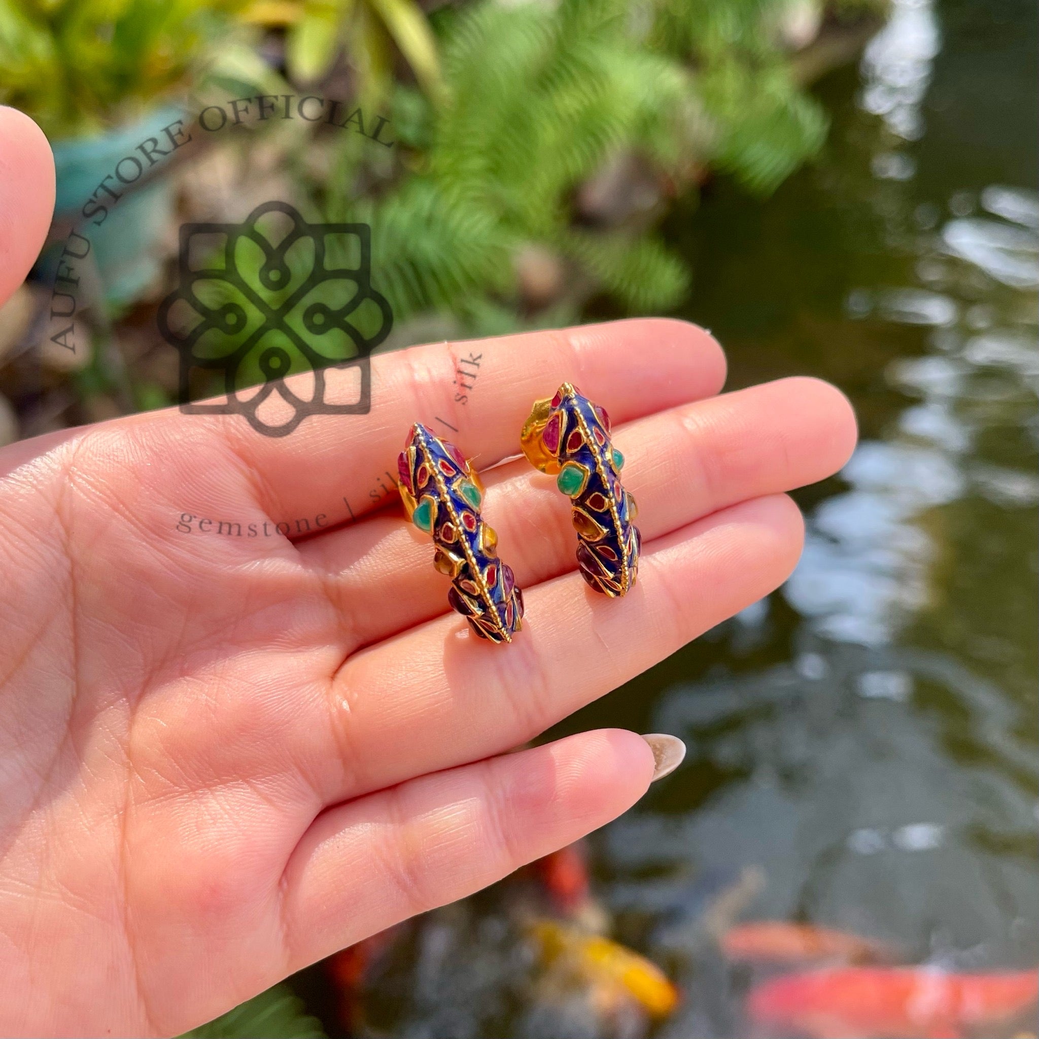 ต่างหูพลอยเจ็ดสีโบราณ รุ่น “Royal Arc” “อัศจรรย์โค้งมณี” Royal Arc – Multi-Gemstone Vintage Earrings