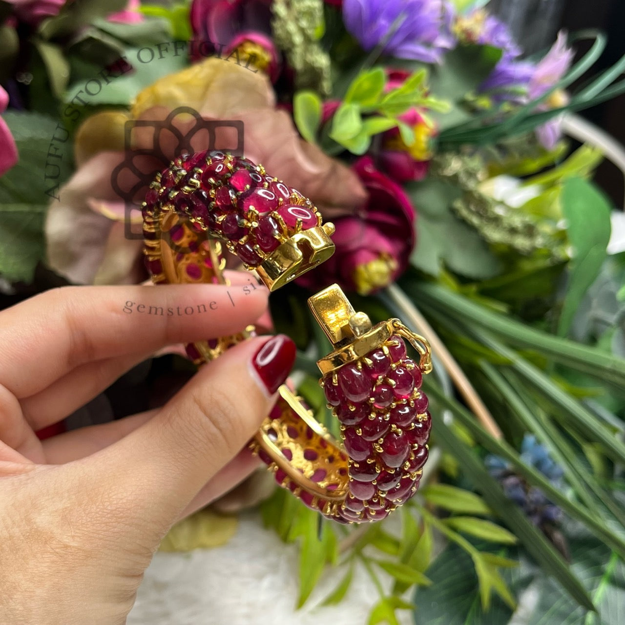 กำไลข้อมือทับทิมหลังเบี้ย เรียงเต็มวง ดีไซน์หรู (Ruby Cabochon Full-Pave Bangle) Ruby Cabochon Full-Pave Bangle Bracelet