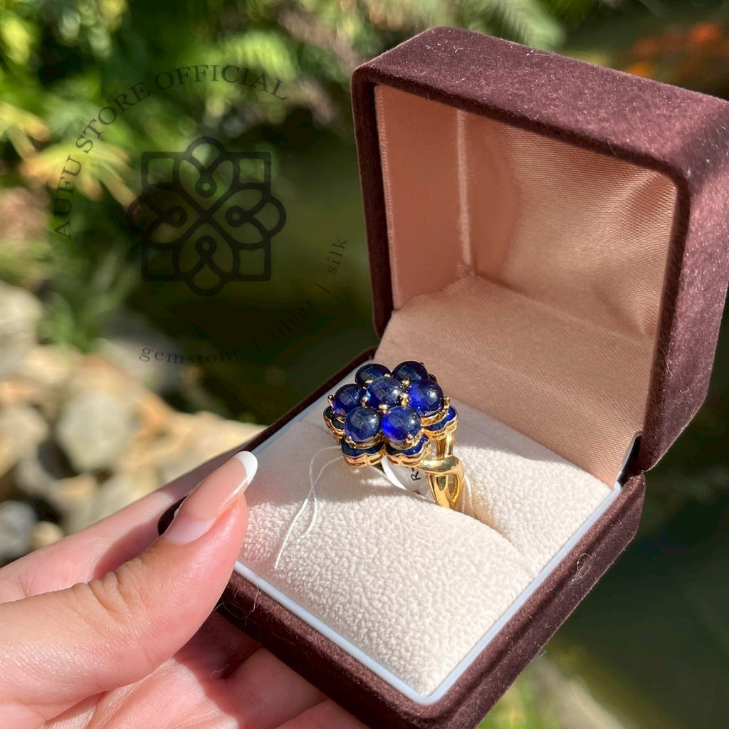 แหวนไพลินดอกไม้ รุ่น “Sapphire Floral Aura” แหวนไพลินดอกพิกุลรุ้ง
Sapphire Floral Aura – Cabochon Sapphire Flower Ring