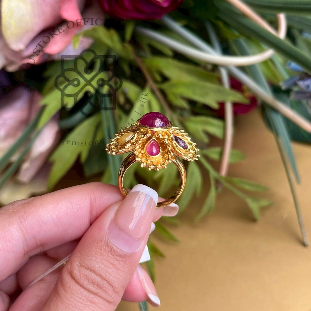 แหวนทับทิมนพรัตน์ดีไซน์ดอกไม้ “Royal Navaratna Bloom” ลายบุปผาราชนี Royal Navaratna Bloom – Ruby & Navaratna Floral Ring