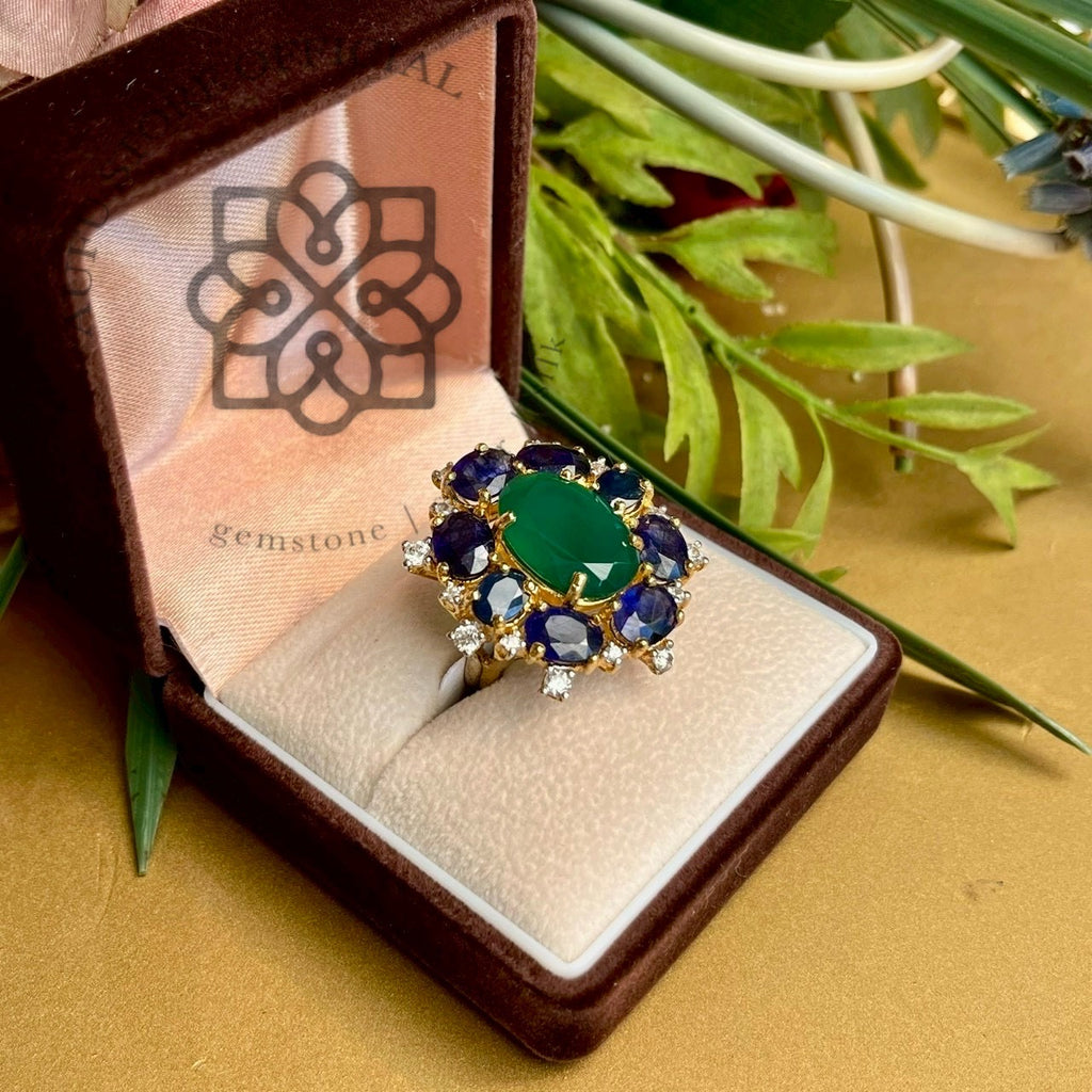แหวนพลอยโมราเขียวล้อมไพลิน งานหรู ดีไซน์วินเทจ ตัวเรือนเงินแท้ 925 ชุบทอง Green Agate & Blue Sapphire Halo Ring, 925 Sterling Silver Gold-Plated