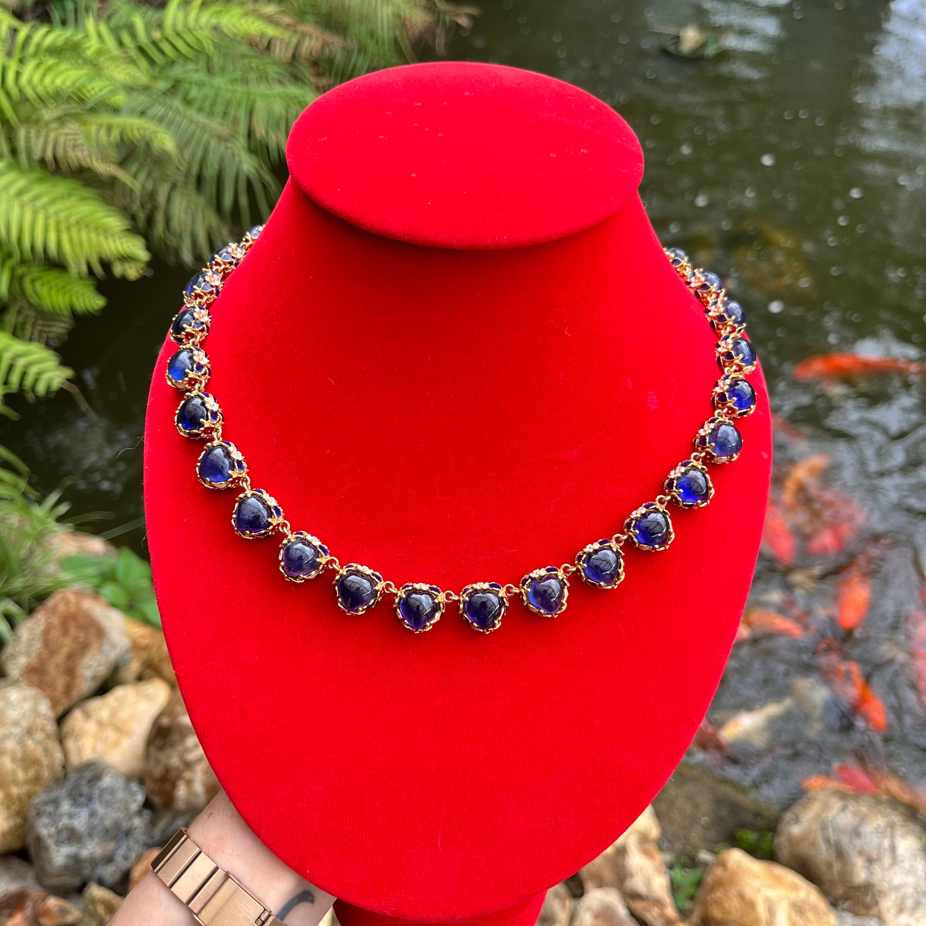 สร้อยคอไพลินแท้ทรงคาโบชอง เรียงร้อยล้อมทอง สไตล์คลาสสิกหรู (Classic Royal Sapphire Necklace) Classic Royal Blue Sapphire Cabochon Necklace in Gold Setting