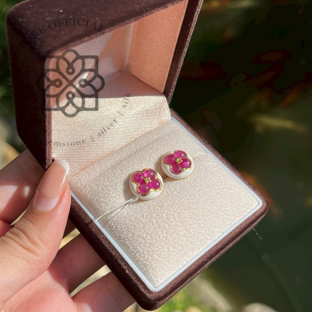 ต่างหูทับทิมดอกไม้ รุ่น “Ruby Blossom Petite” “พิกุลชมพู” Ruby Blossom Petite – Pink Ruby Floral Stud Earrings