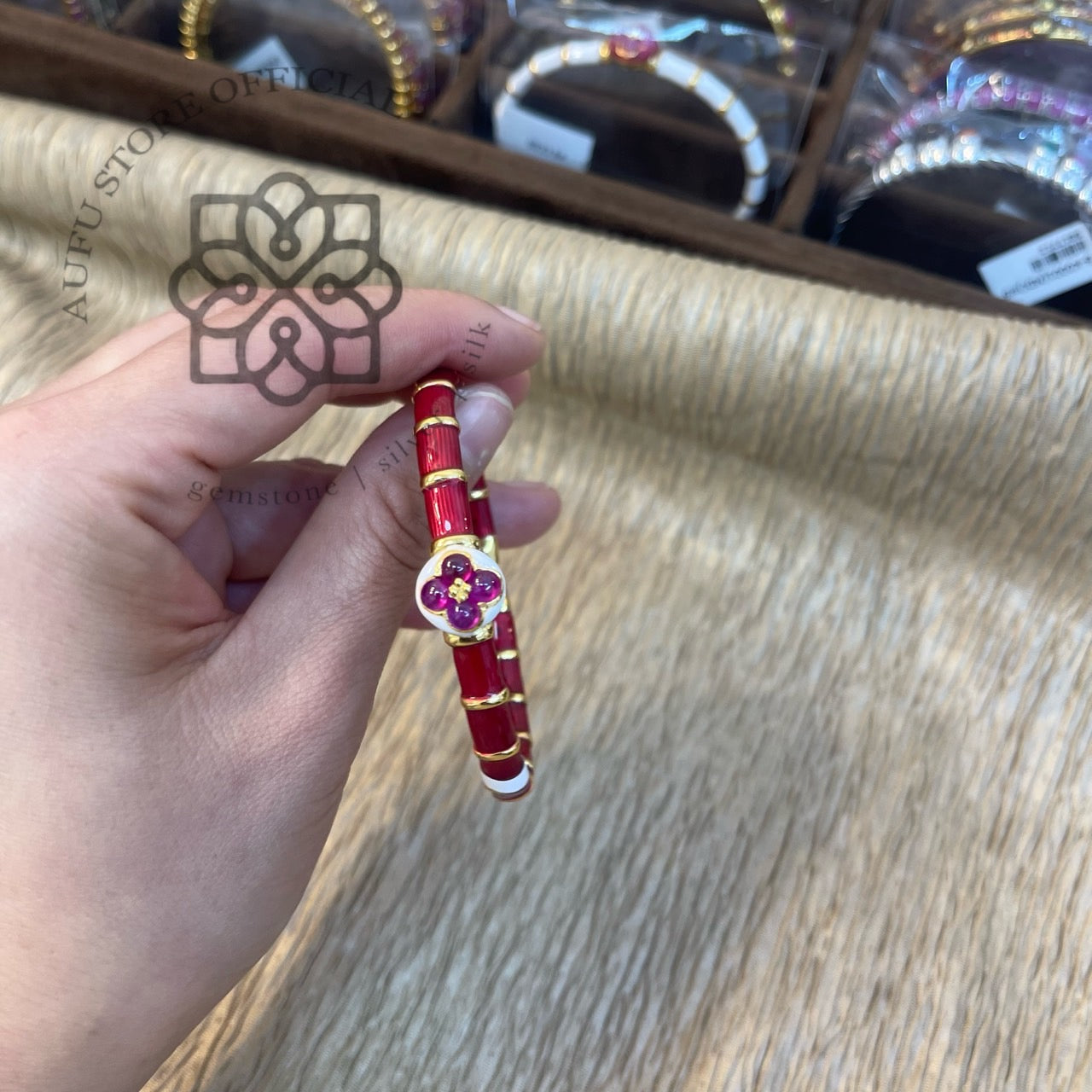 กำไลข้อมือทับทิมดีไซน์ดอกไม้ เคลือบสีแดง ตัวเรือนโทนทอง Ruby Flower Motif Bracelet with Red Enamel and Gold-Tone Setting