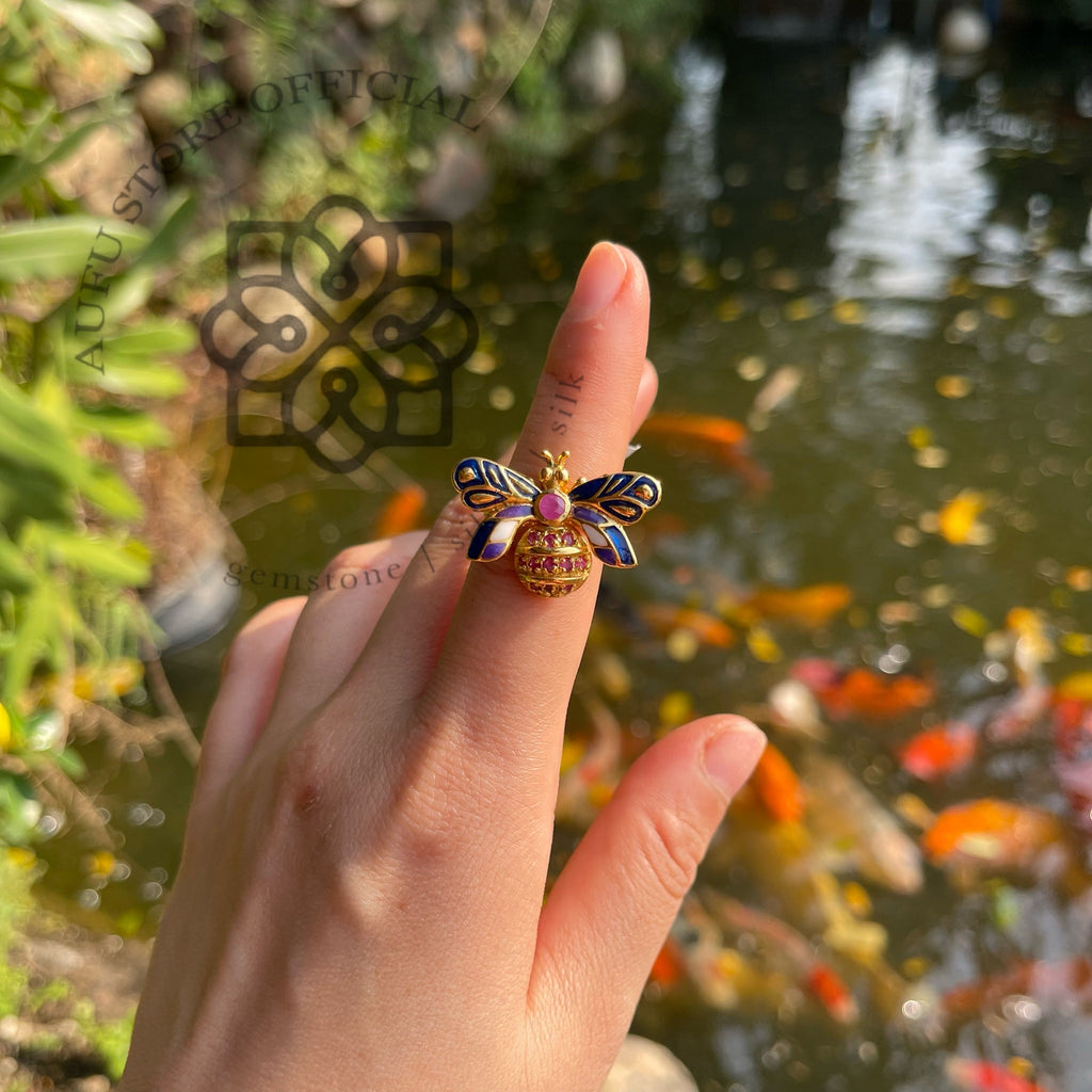 แหวนผึ้งลงยา ประดับทับทิม ดีไซน์ศิลป์หรูหรา Ruby Bee Ring with Hand-Painted Enamel
